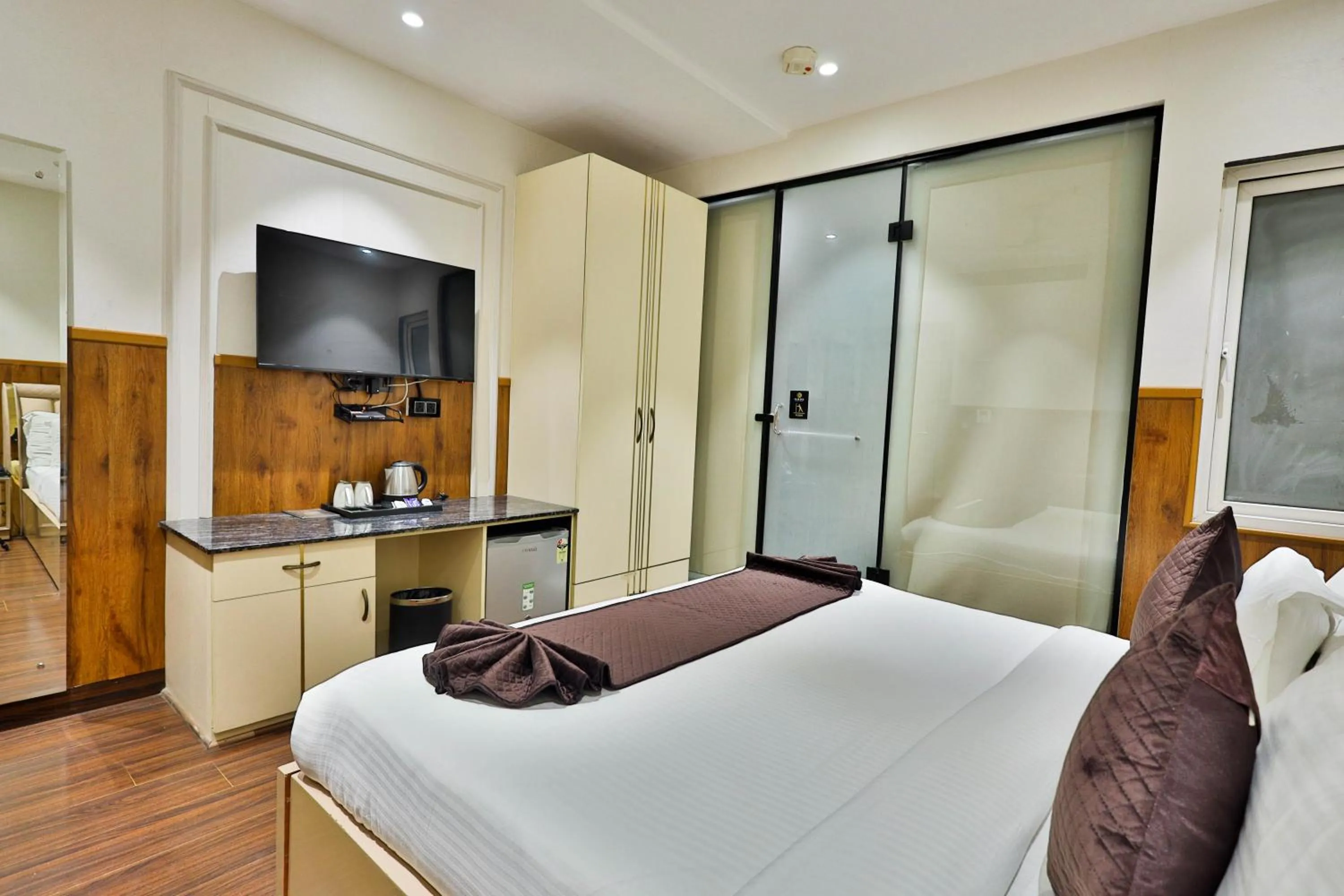 Bedroom, Bed in Clay Inn Hotels, Paschim Vihar