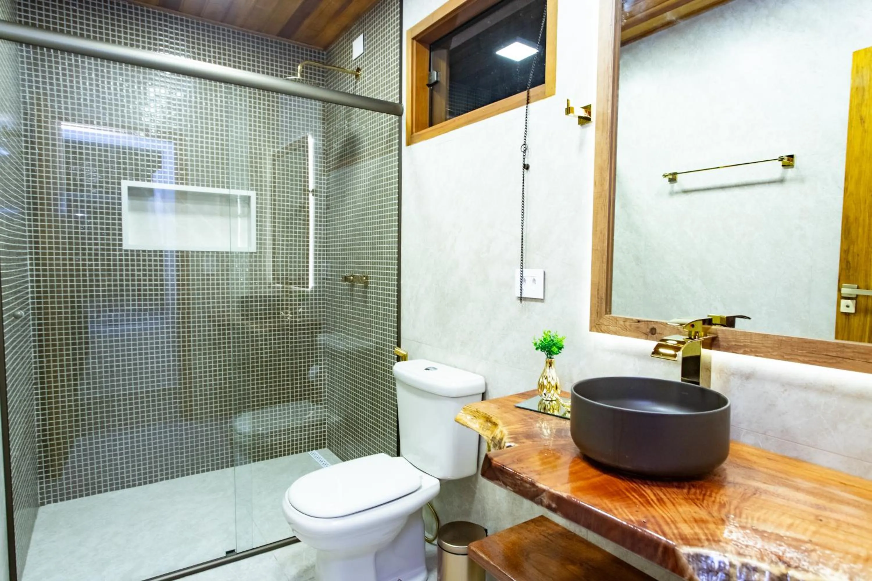 Shower in Chalés Quinta da Boa Vista