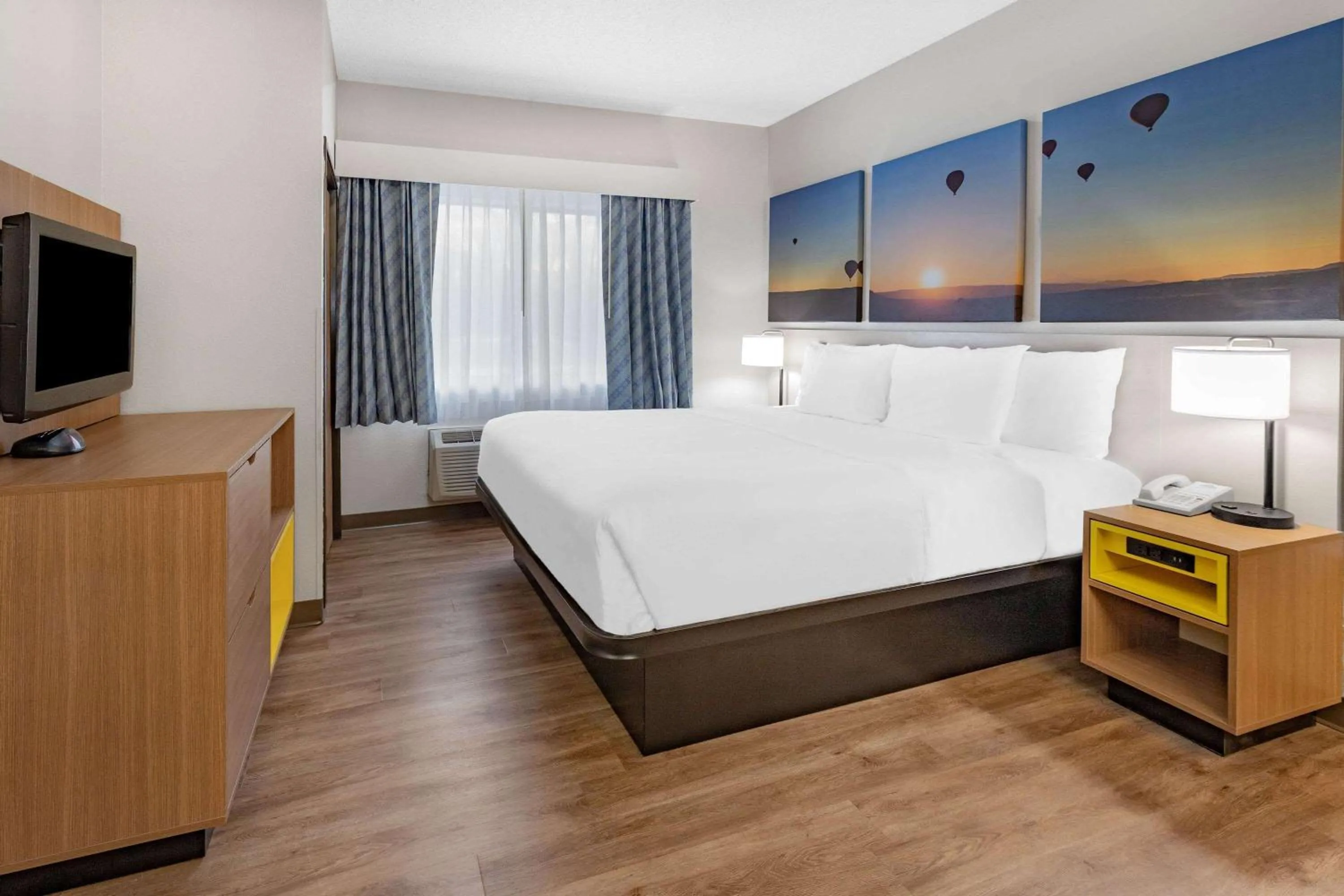 Photo of the whole room, Bed in Days Inn by Wyndham Bernalillo