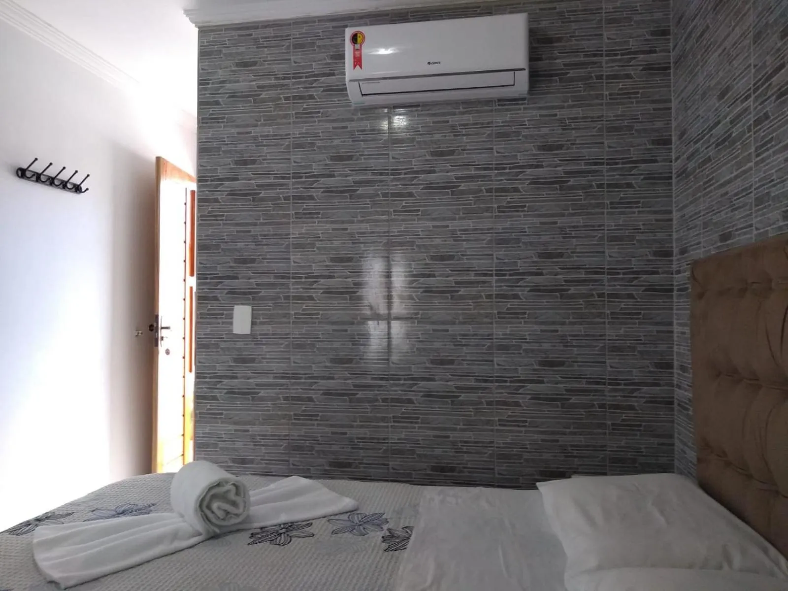 Photo of the whole room, Bed in Suítes São Francisco