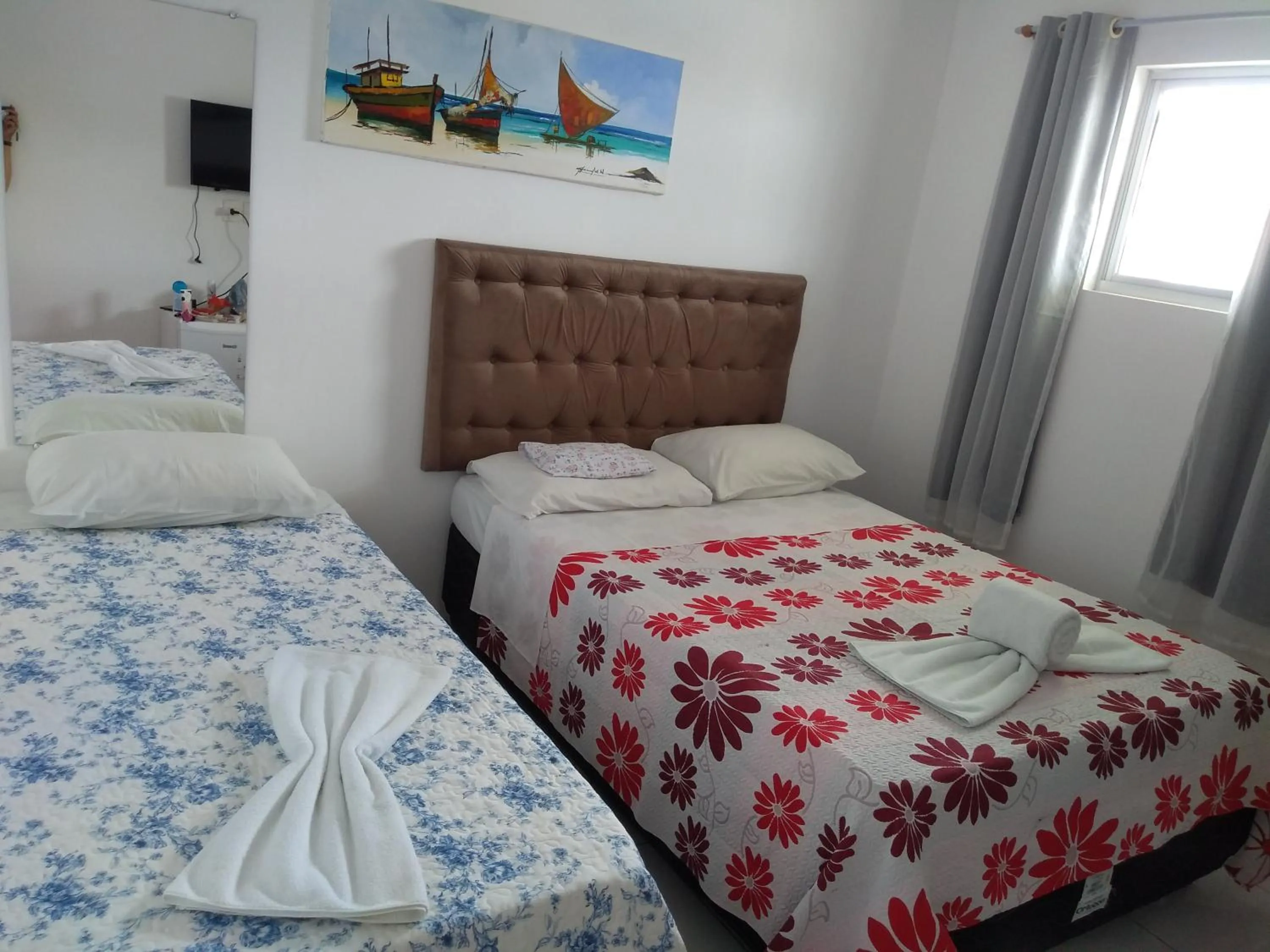 Photo of the whole room, Bed in Suítes São Francisco