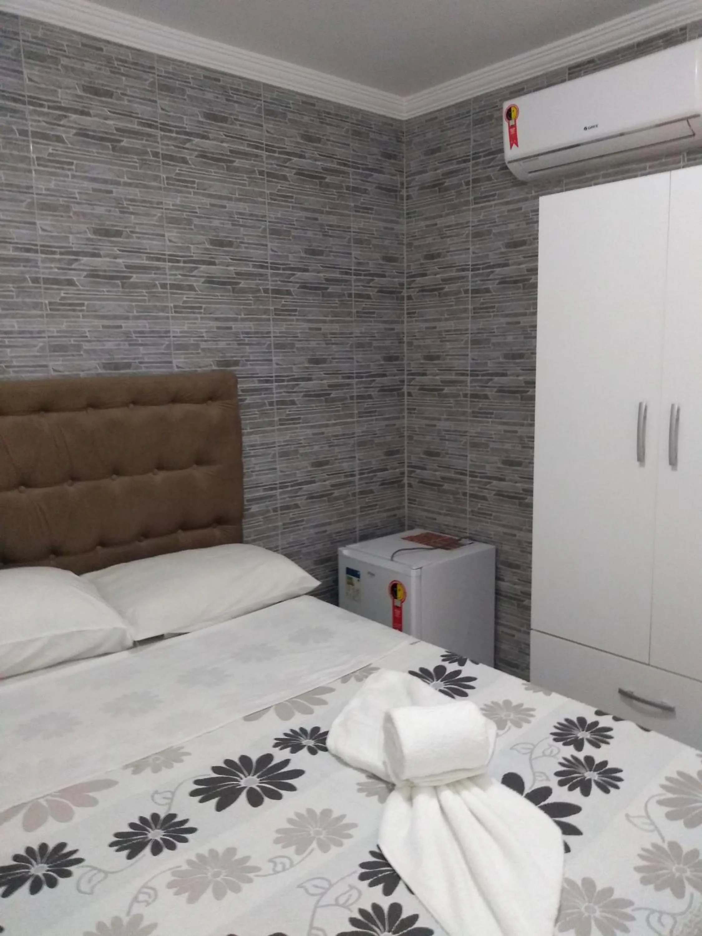 Photo of the whole room, Bed in Suítes São Francisco