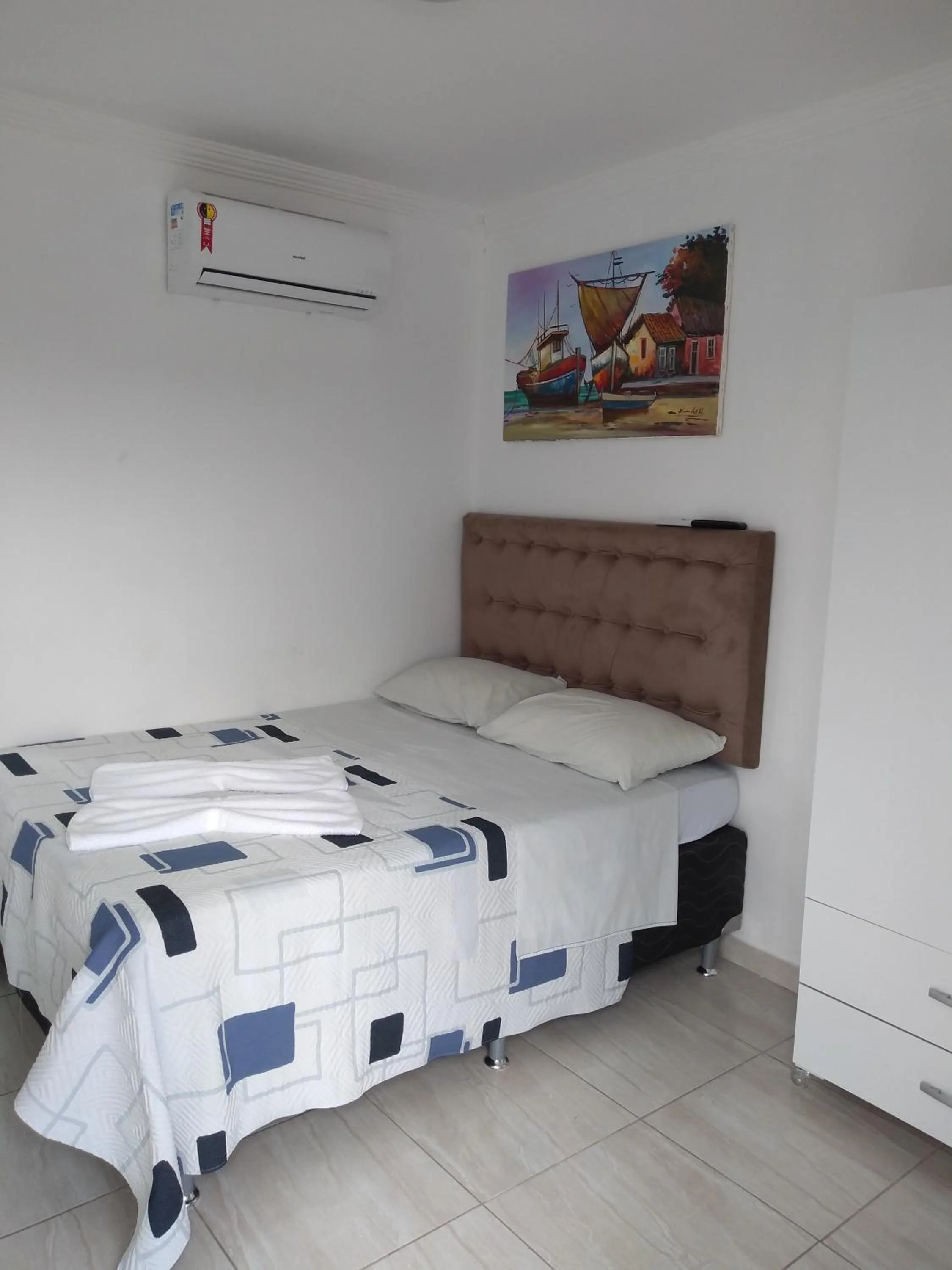 Photo of the whole room, Bed in Suítes São Francisco