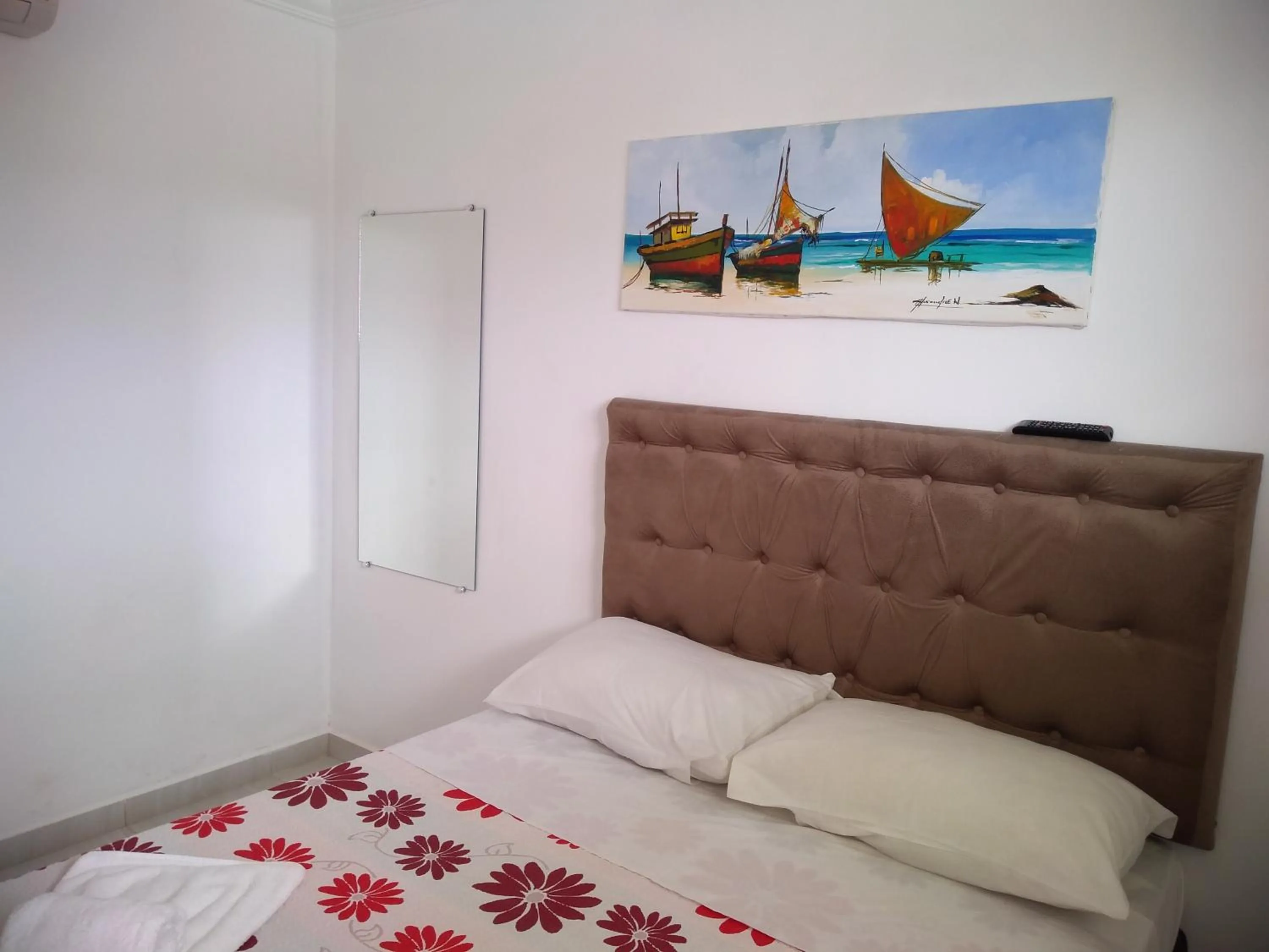 Photo of the whole room, Bed in Suítes São Francisco