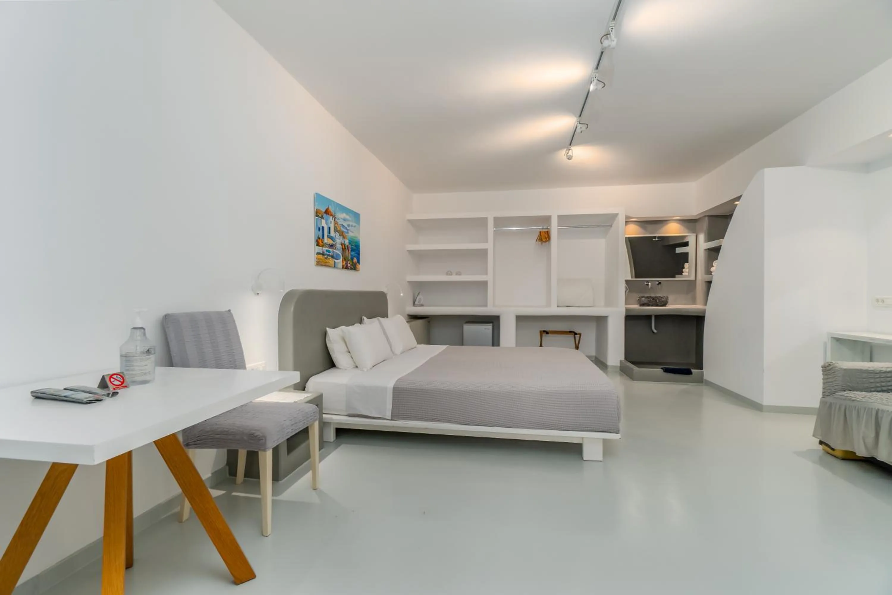 Photo of the whole room in Central Fira Suites