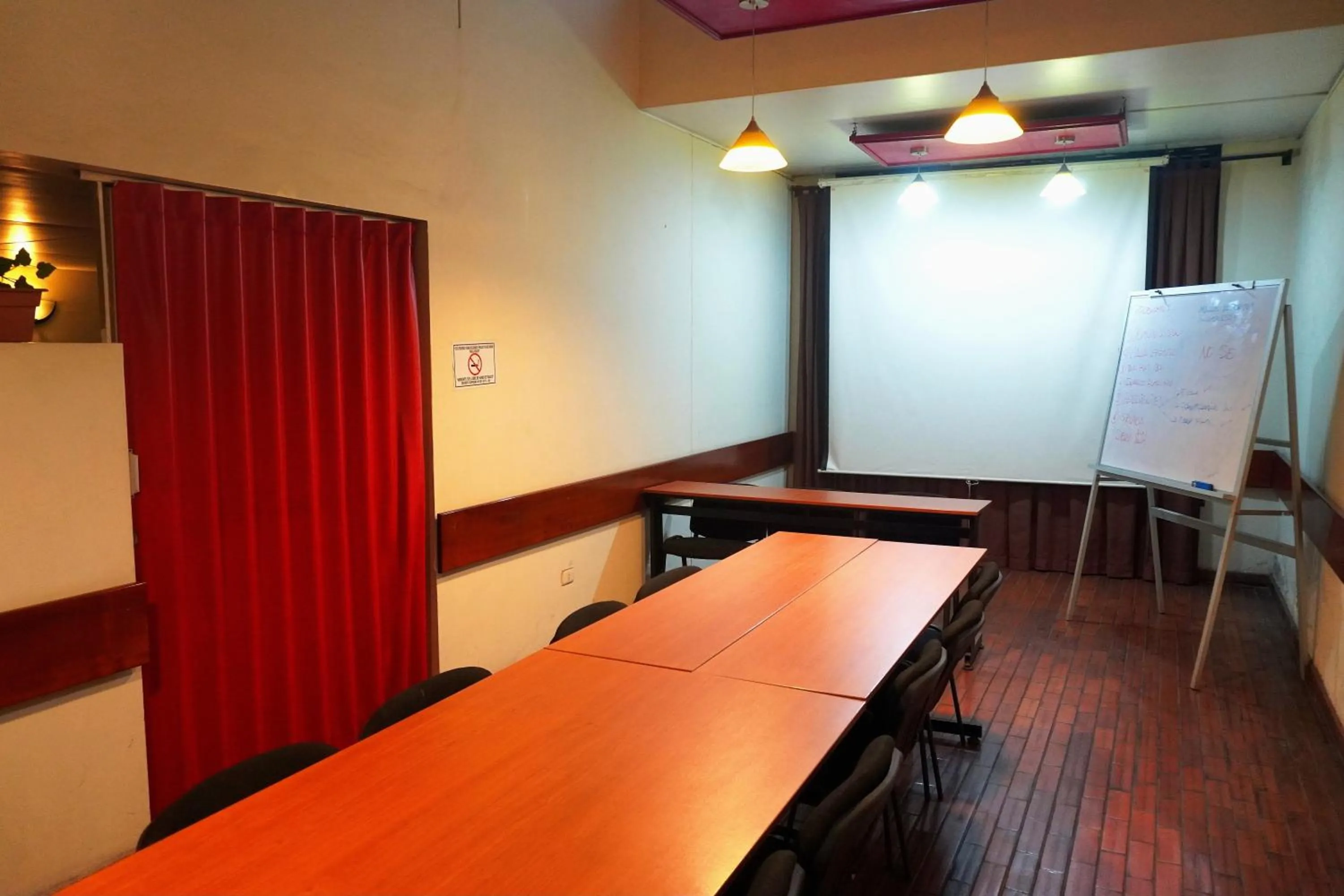 Meeting/conference room in Holiday Suites