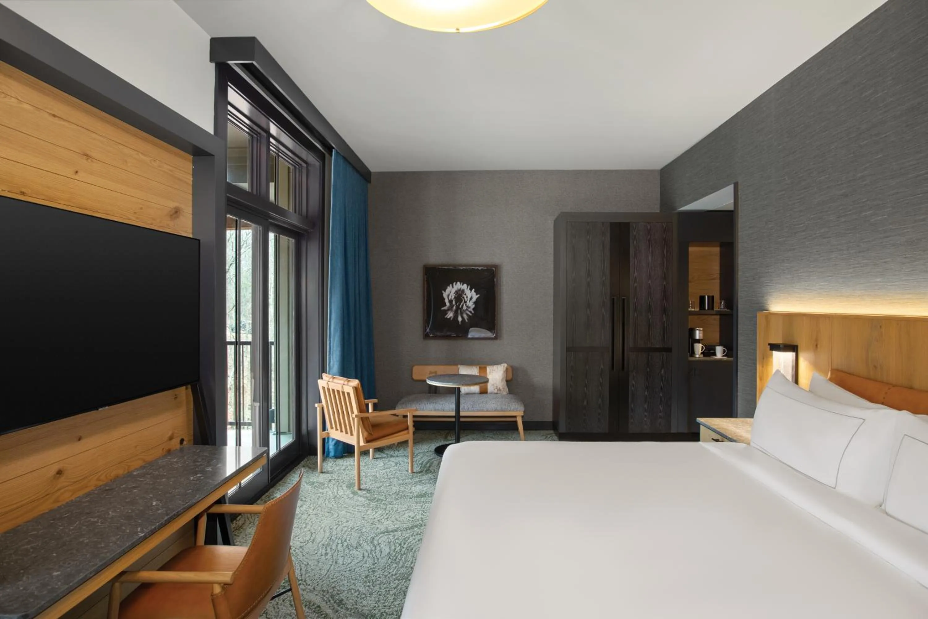 Photo of the whole room, Bed in Cloudland at McLemore Resort Lookout Mountain, Curio by Hilton