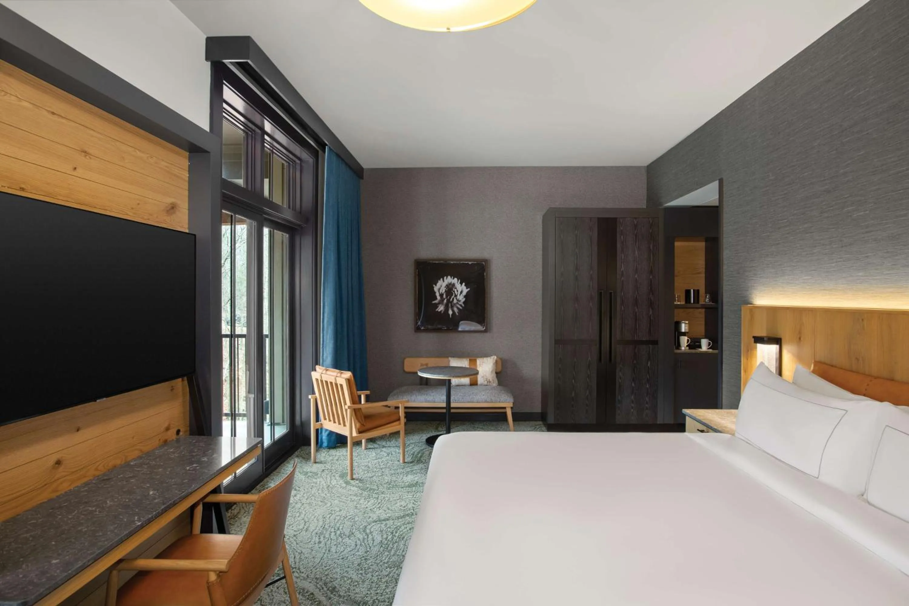 Photo of the whole room, Bed in Cloudland at McLemore Resort Lookout Mountain, Curio by Hilton