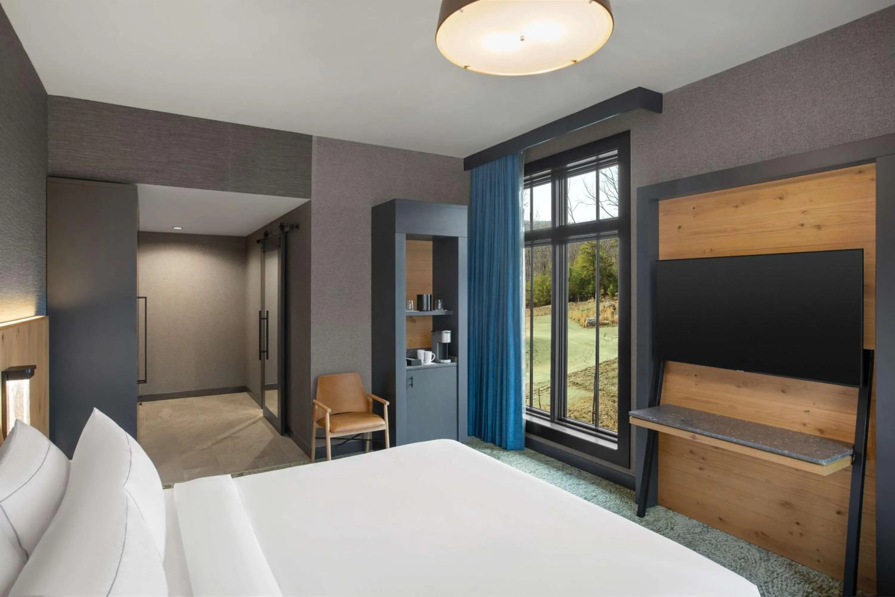 Photo of the whole room, Bed in Cloudland at McLemore Resort Lookout Mountain, Curio by Hilton