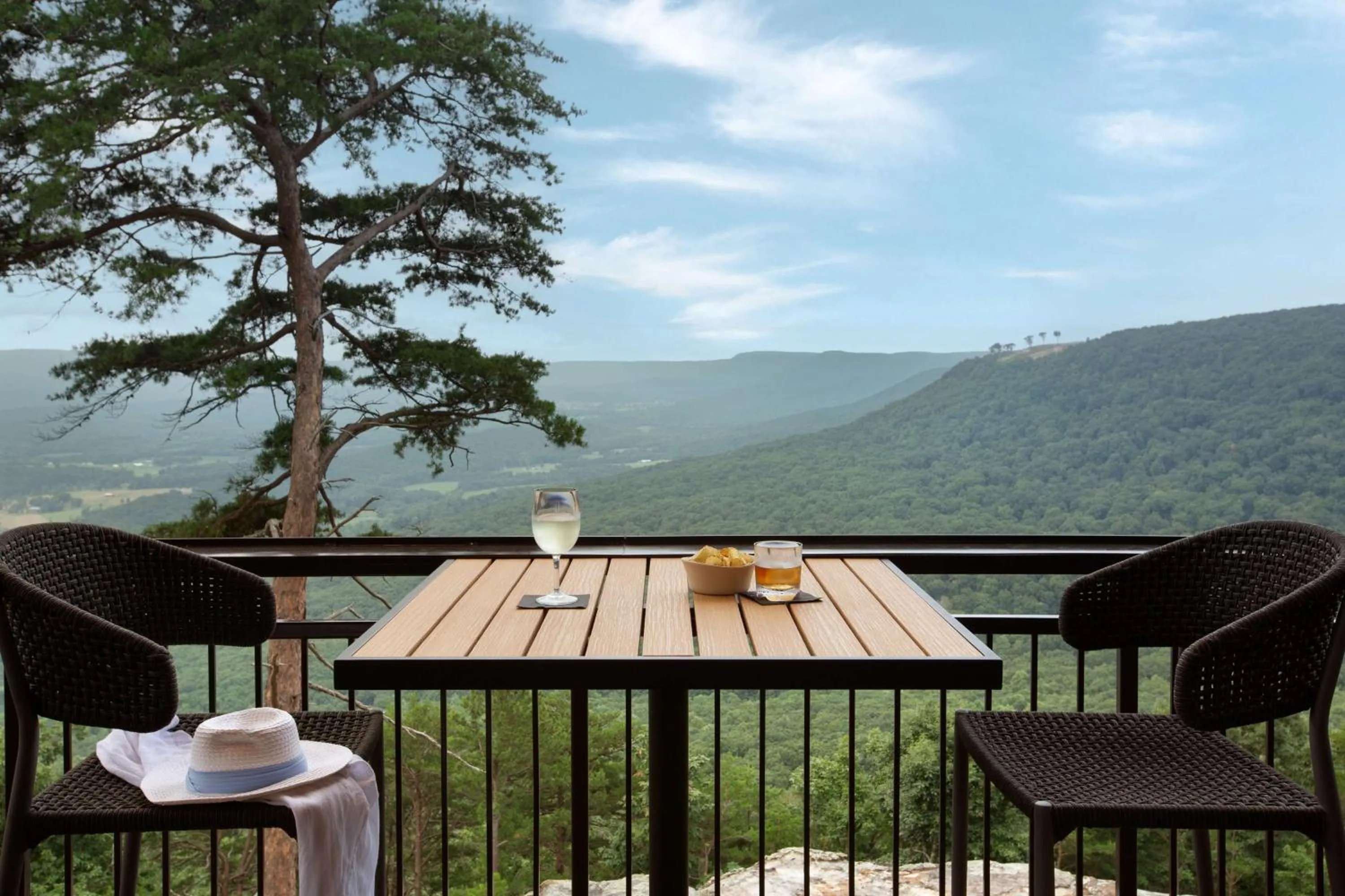 Restaurant/places to eat in Cloudland at McLemore Resort Lookout Mountain, Curio by Hilton