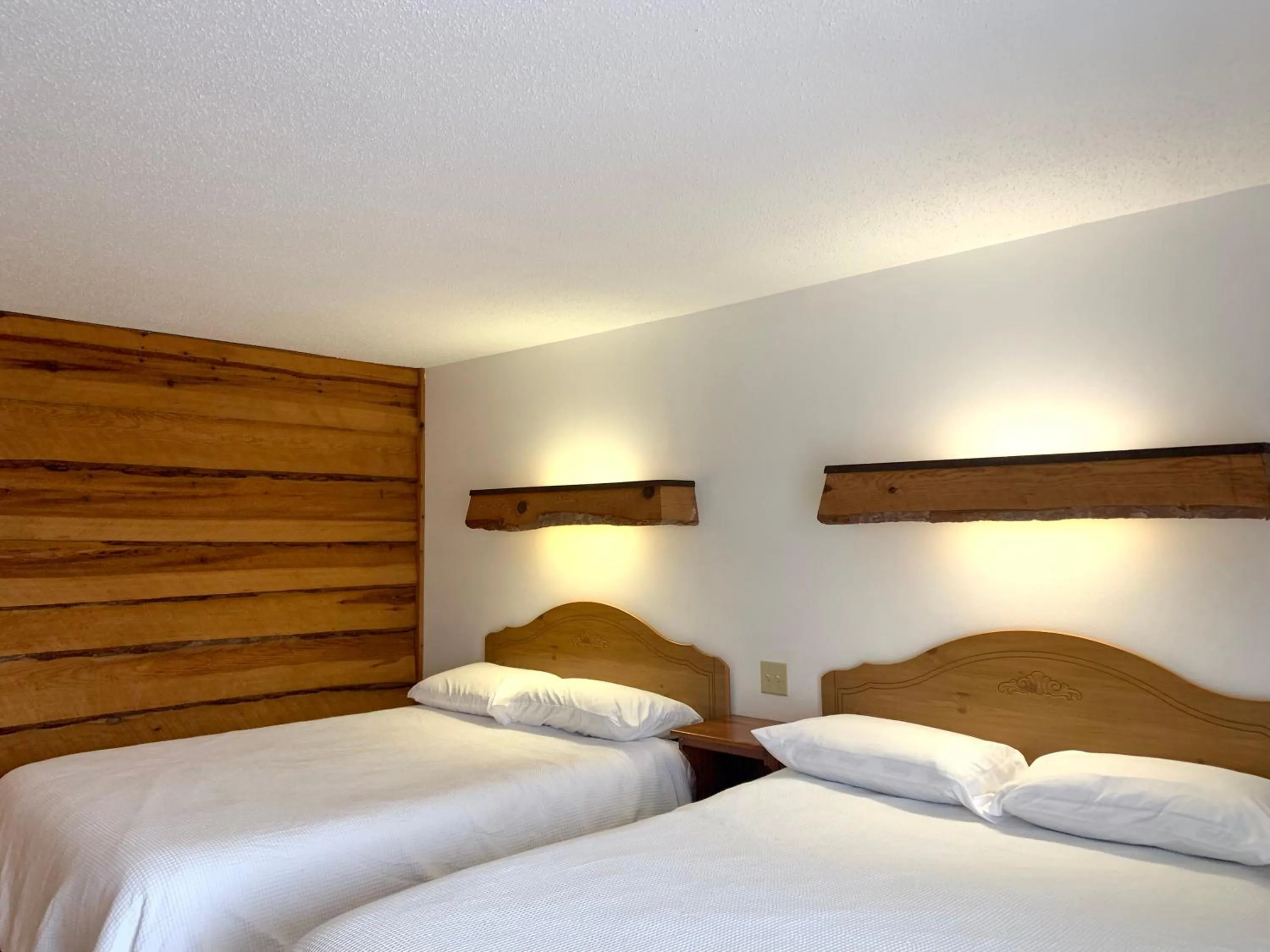 Bridge Inn Tomahawk -1st Floor, 2 Queen Size Bed, Walkout, River View