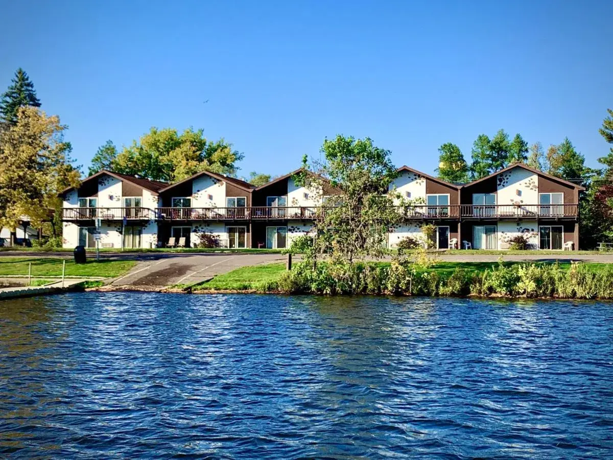 Bridge Inn Tomahawk -1st Floor, 2 Queen Size Bed, Walkout, River View Bridge Inn Tomahawk -1st Floor, 2 Queen Size Bed, Walkout, River View