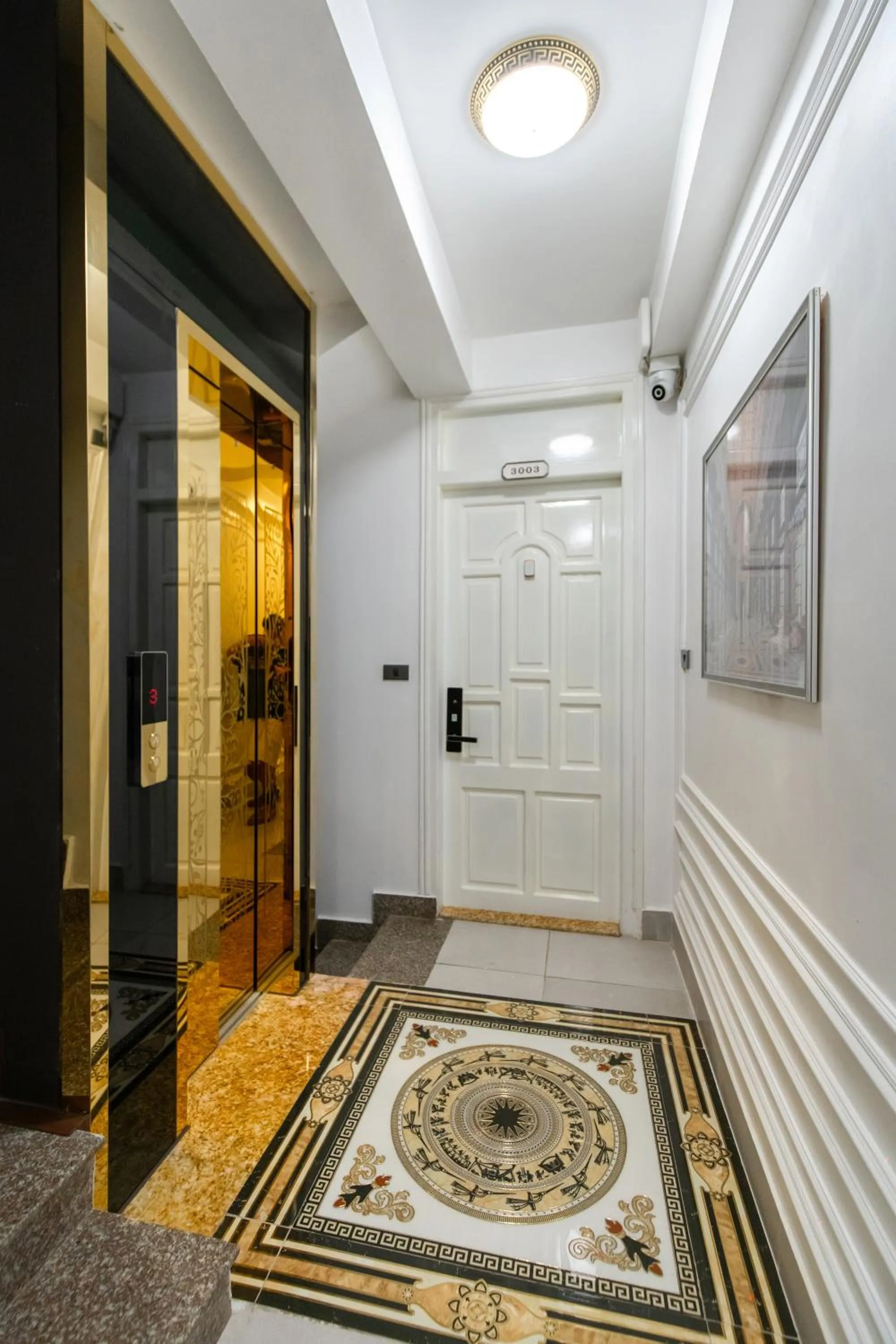 elevator in Diamond Hotel Sapa