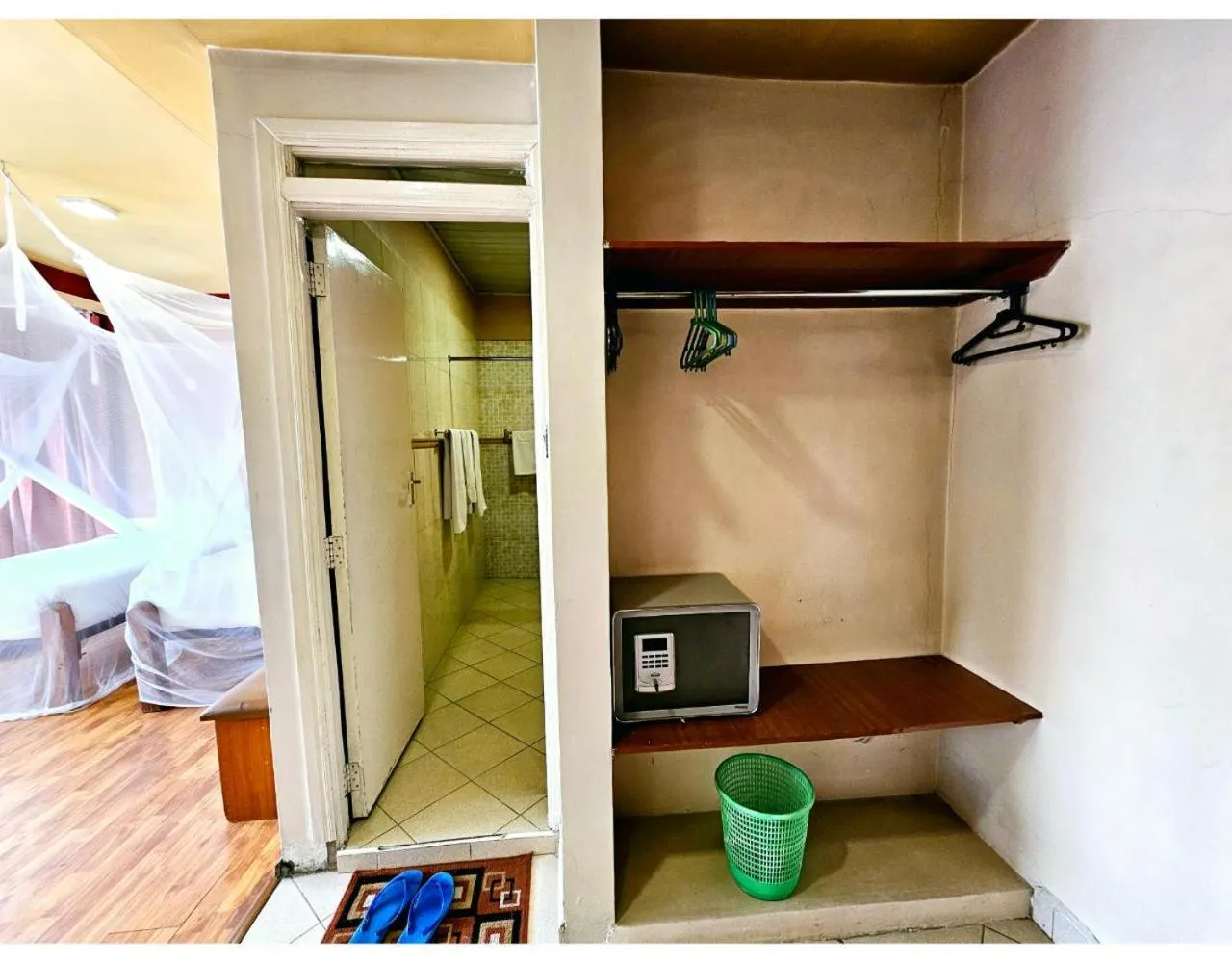 Toilet in Pearl Palace Hotel