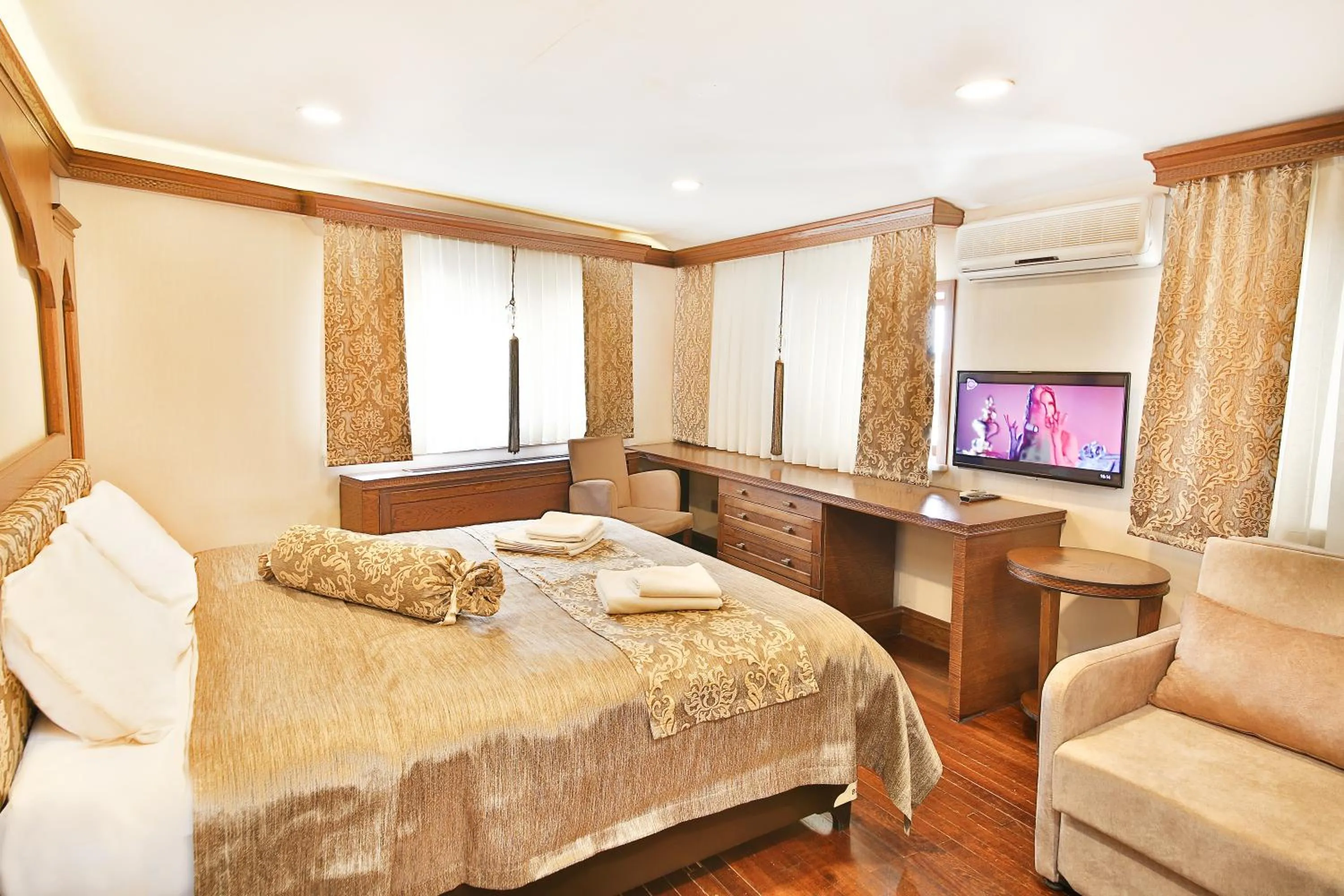 Photo of the whole room, Bed in Kumluk Konak Hotel