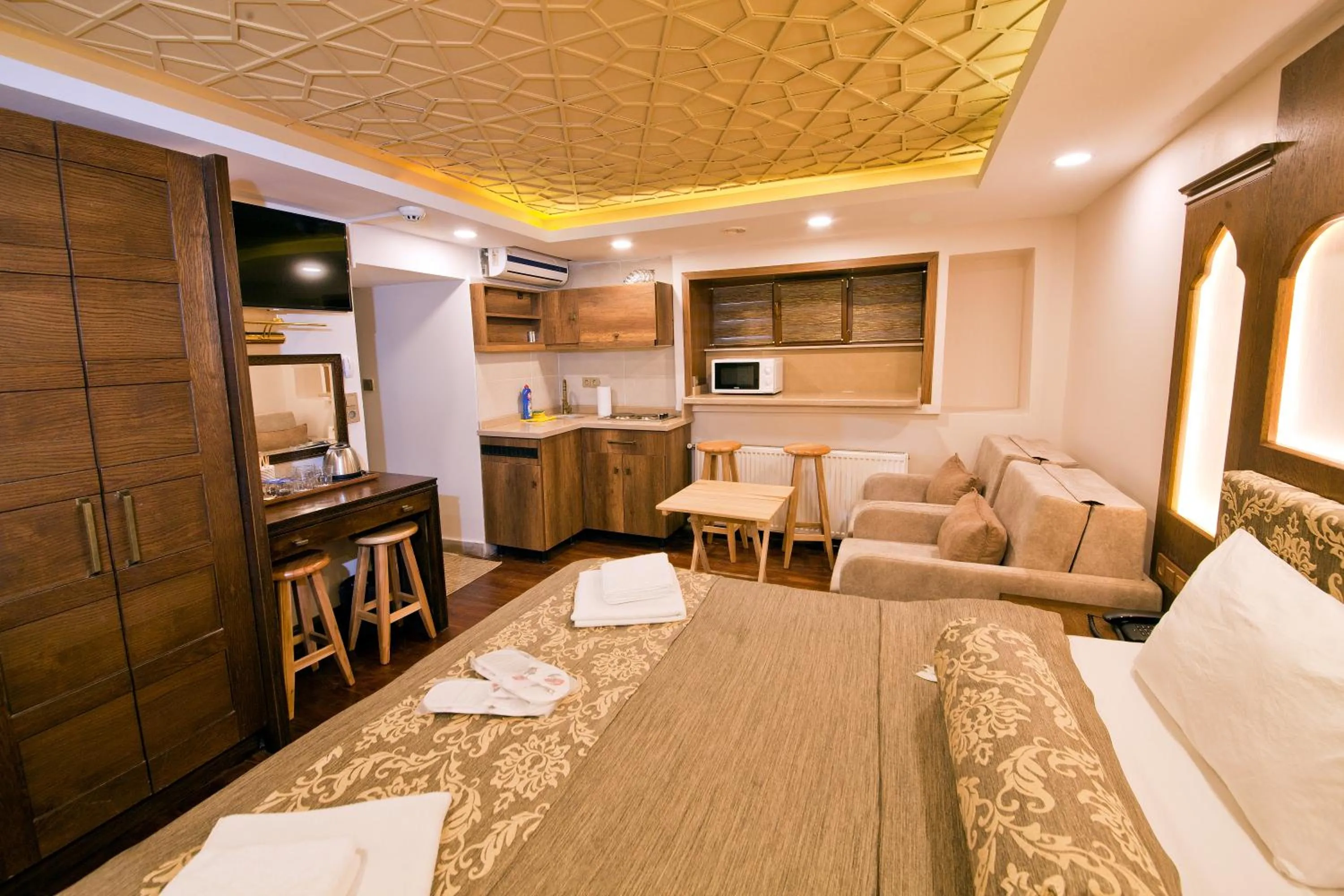 Lounge or bar, Bed in Kumluk Konak Hotel