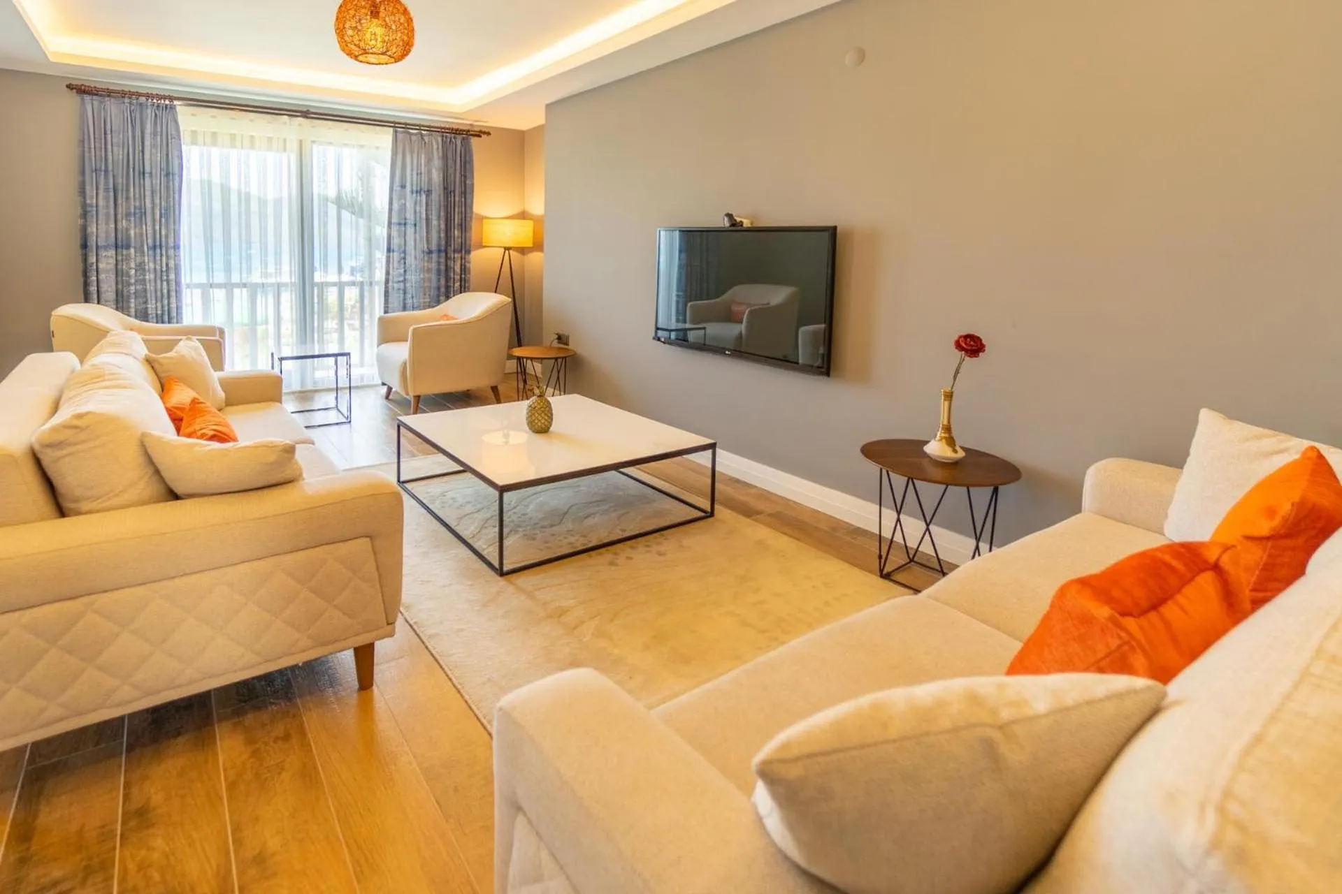 Communal lounge/ TV room in İskelem Otel