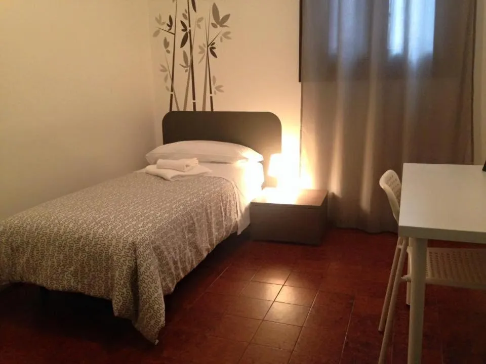 Photo of the whole room, Bed in Low Cost Ferrara