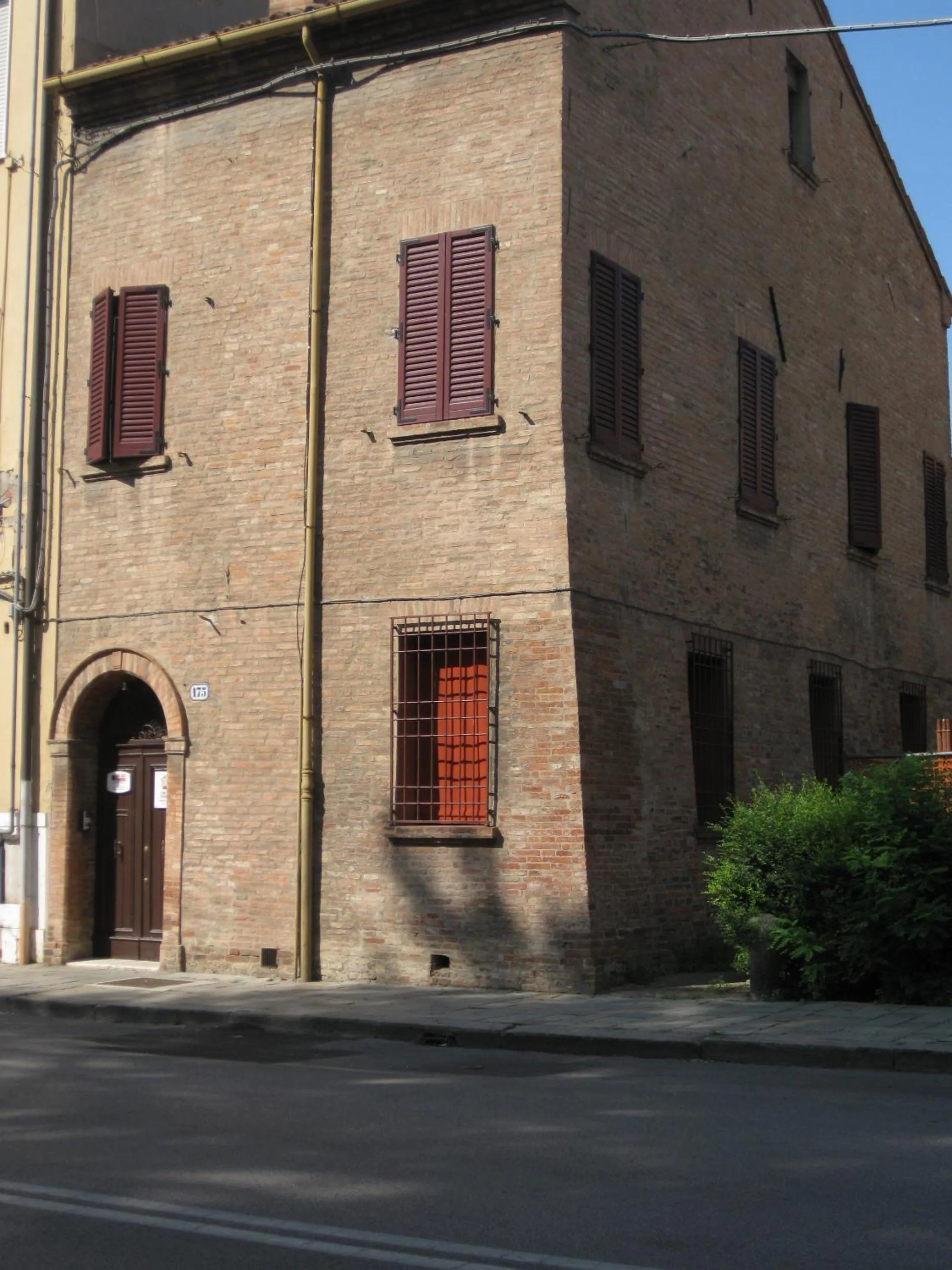 Facade/entrance in Low Cost Ferrara