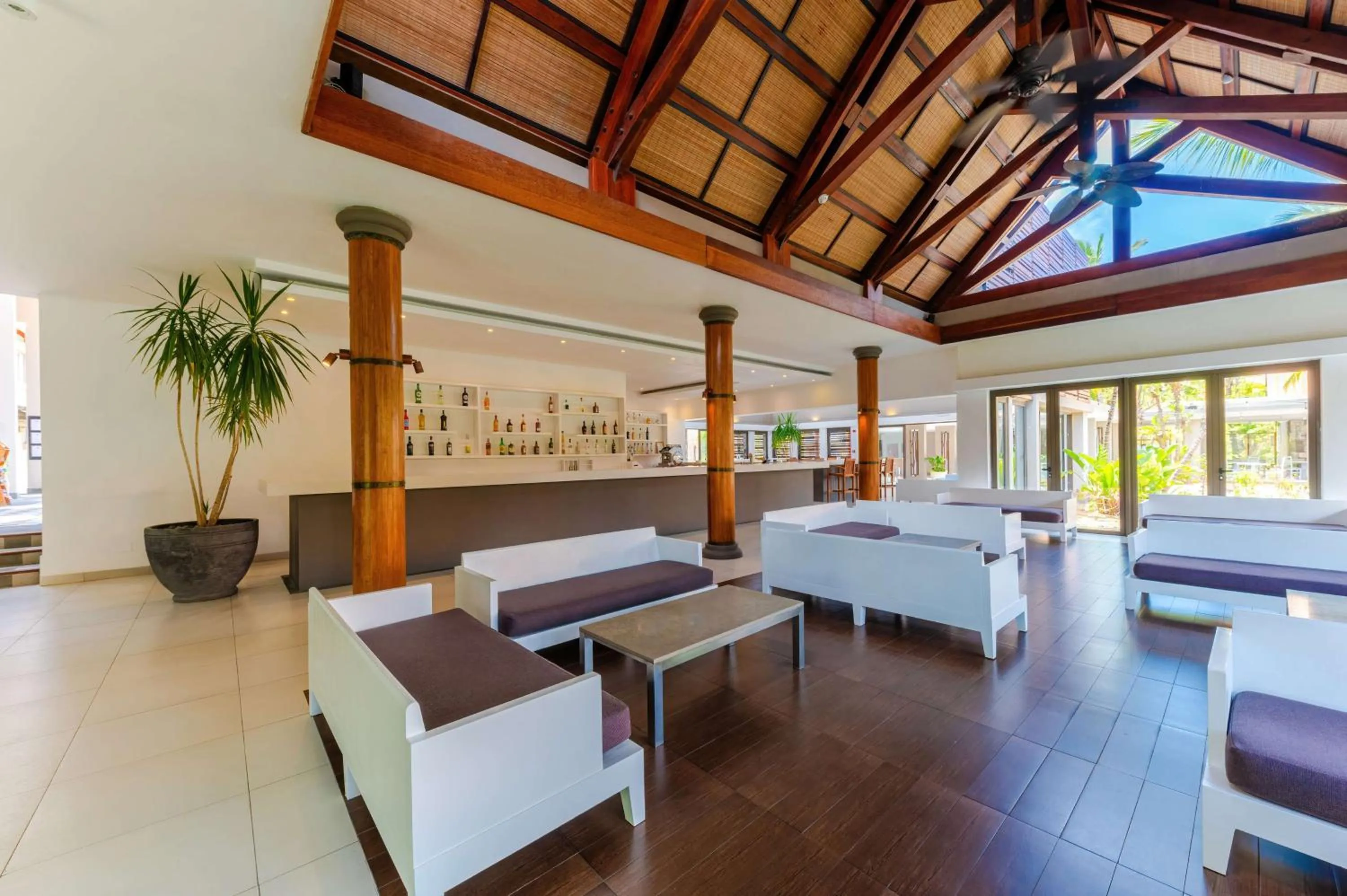 Lounge or bar in Crystals Beach Resort Belle Mare, a member of Radisson Individuals