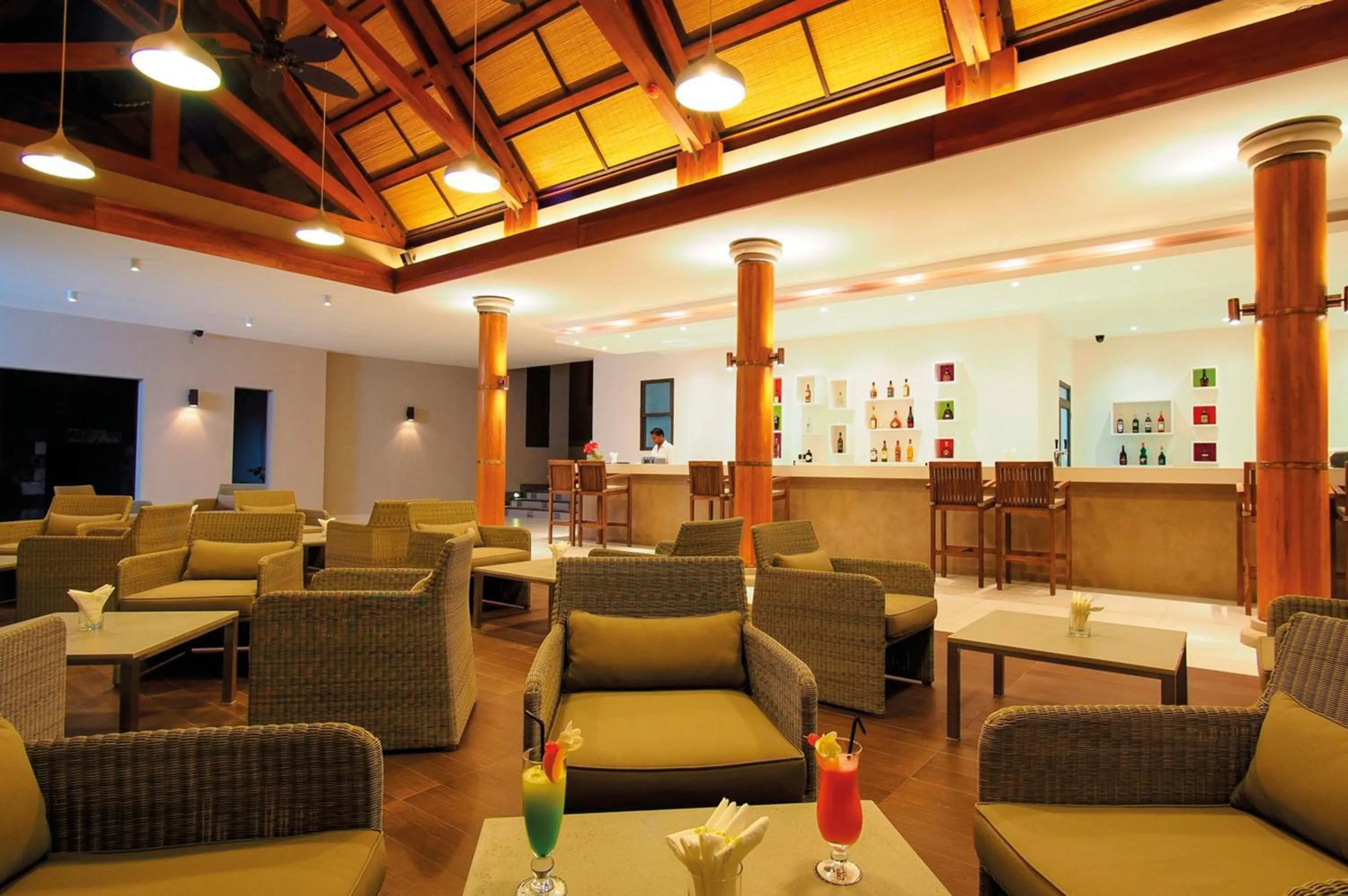 Lounge or bar in Crystals Beach Resort Belle Mare, a member of Radisson Individuals