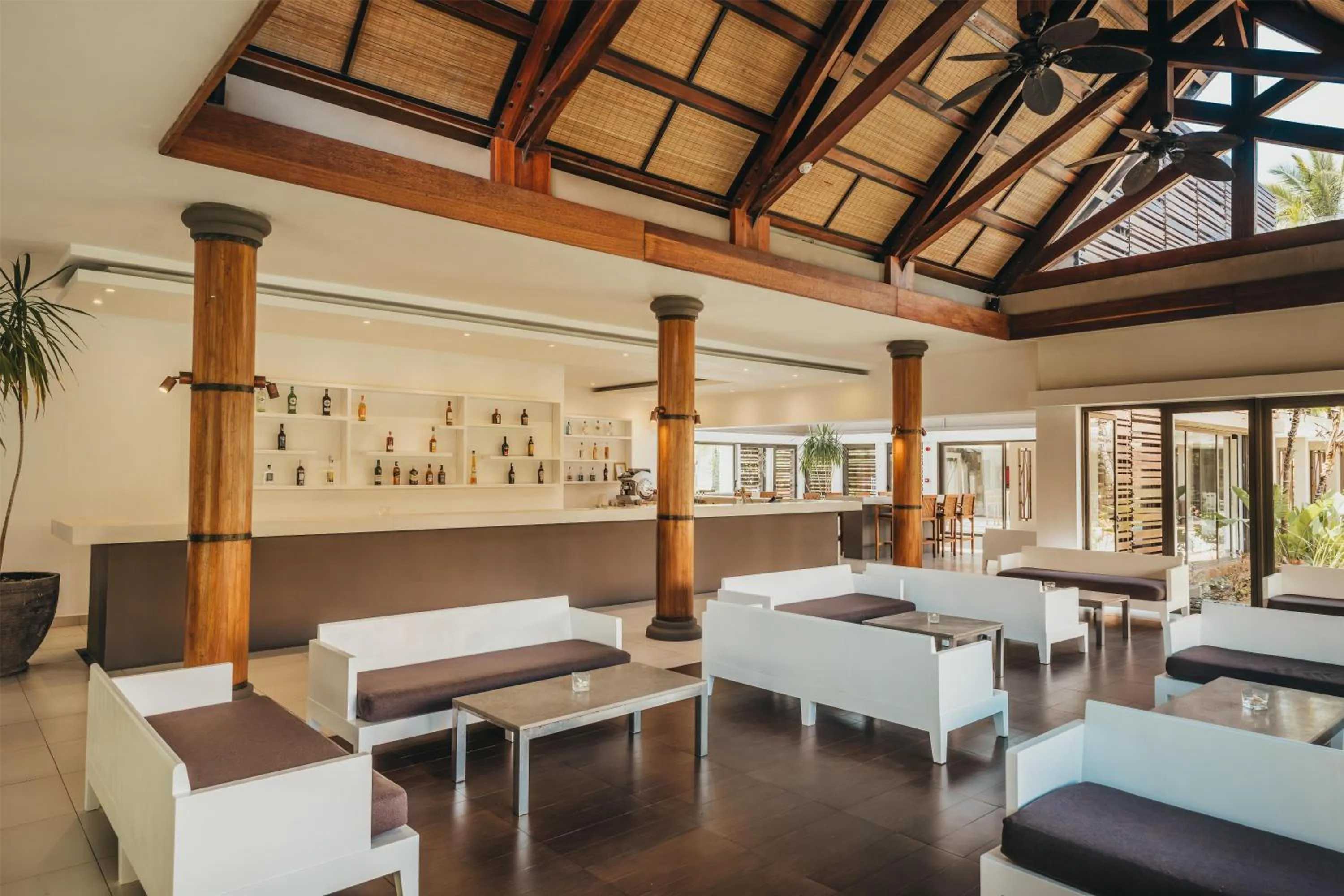 Lounge or bar in Crystals Beach Resort Belle Mare, a member of Radisson Individuals