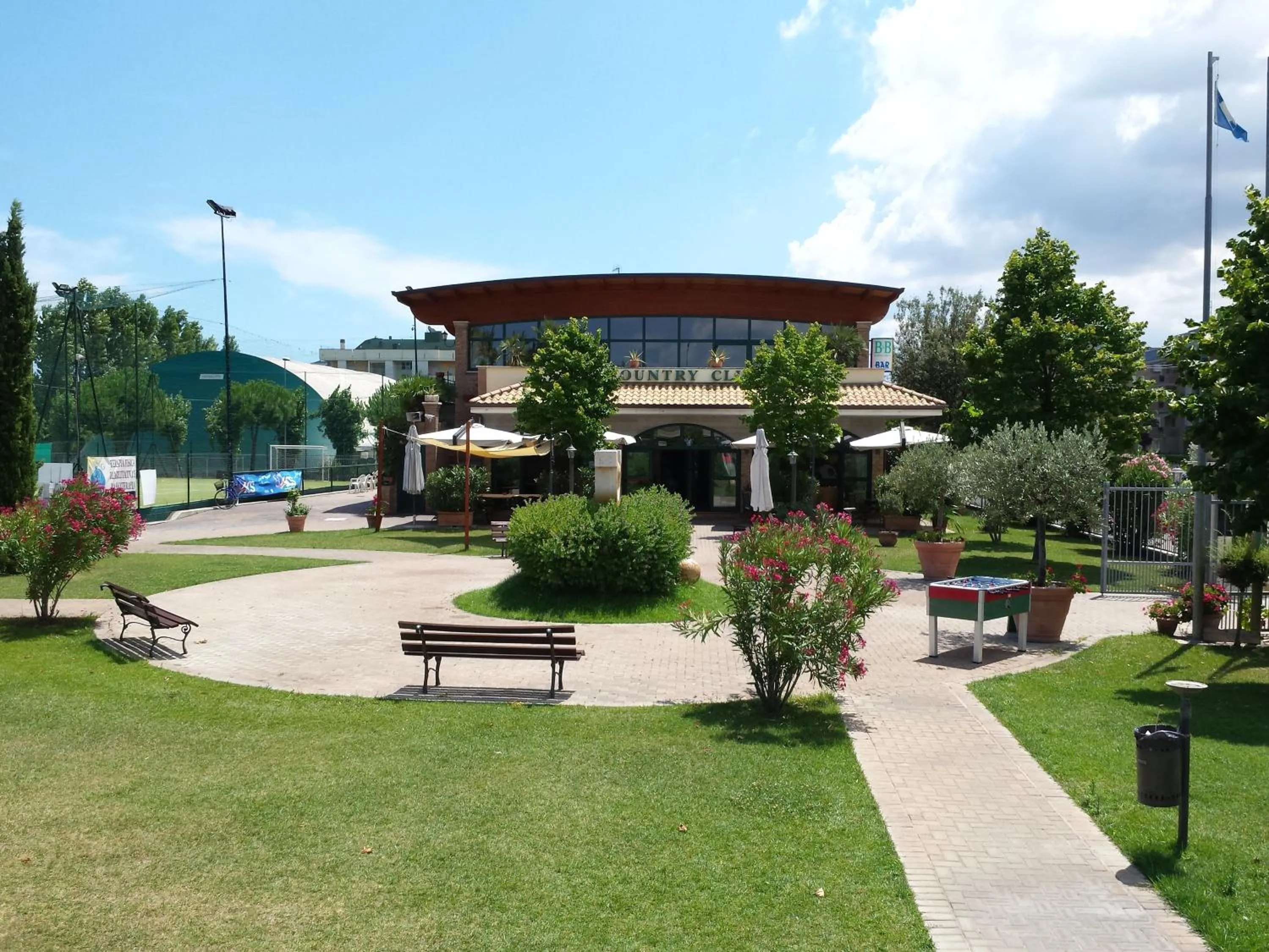 Facade/entrance in Country Club Sport