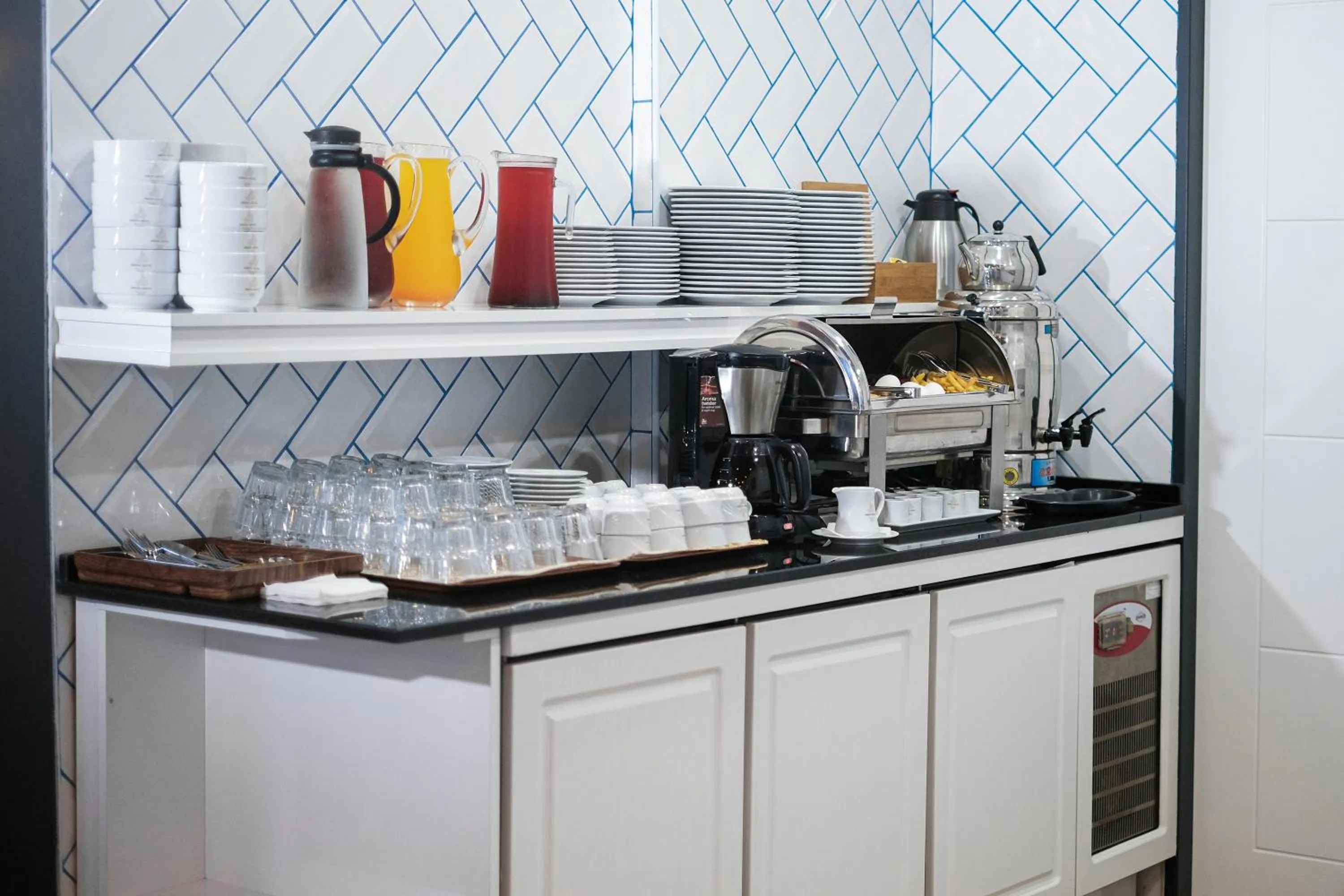 Coffee/tea facilities in Miran Hotel