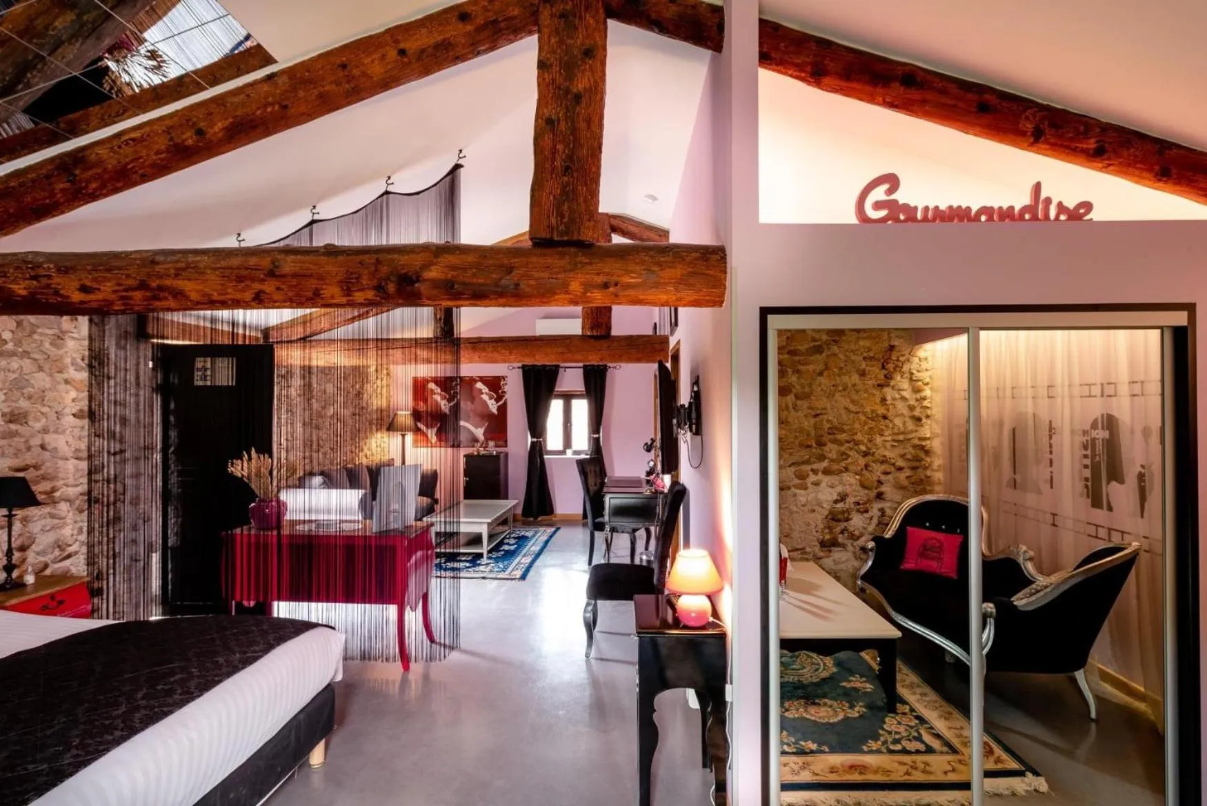 Seating area in Le Trésor des Templiers