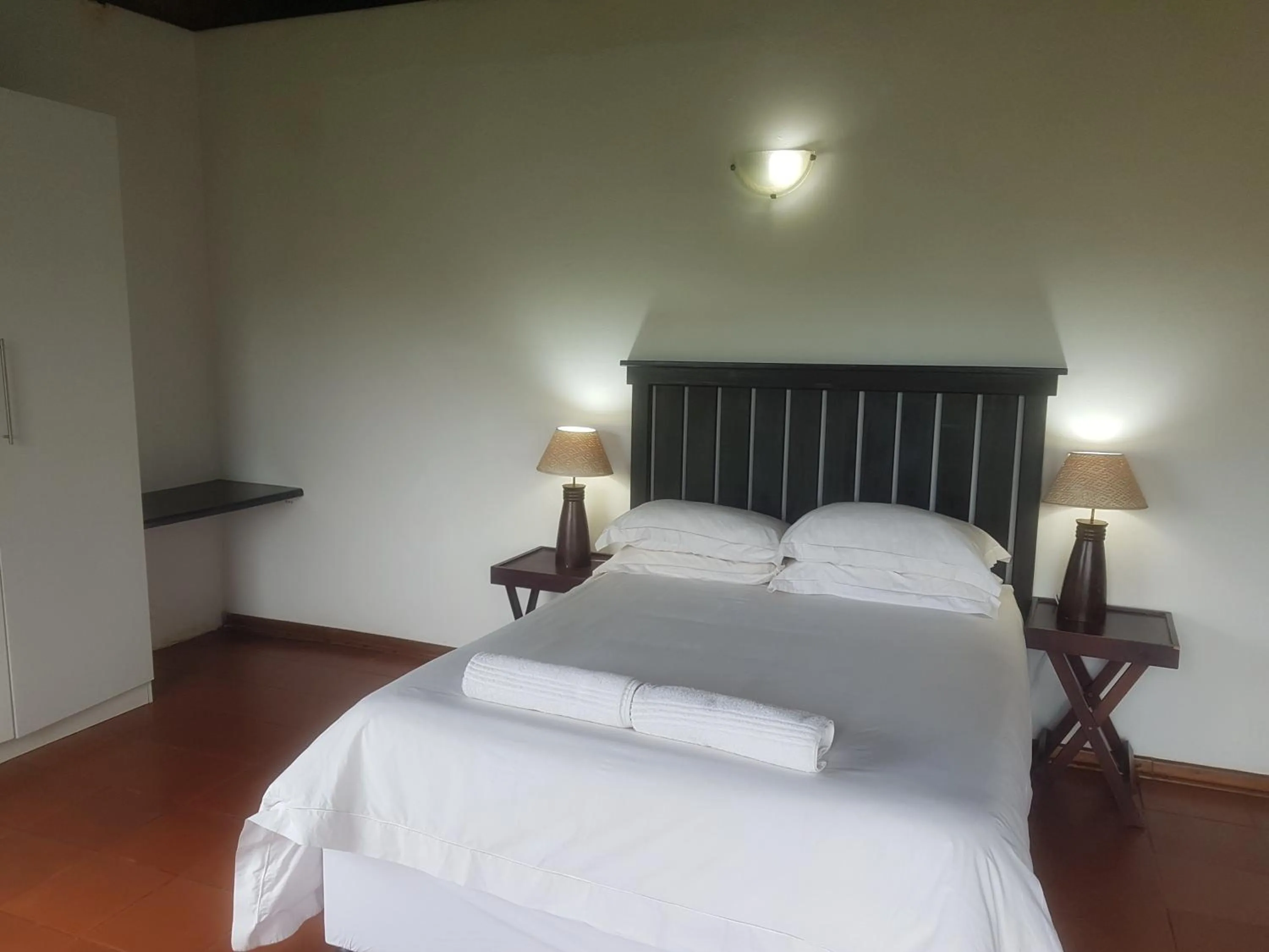 Photo of the whole room, Bed in First Group Hole in the Wall