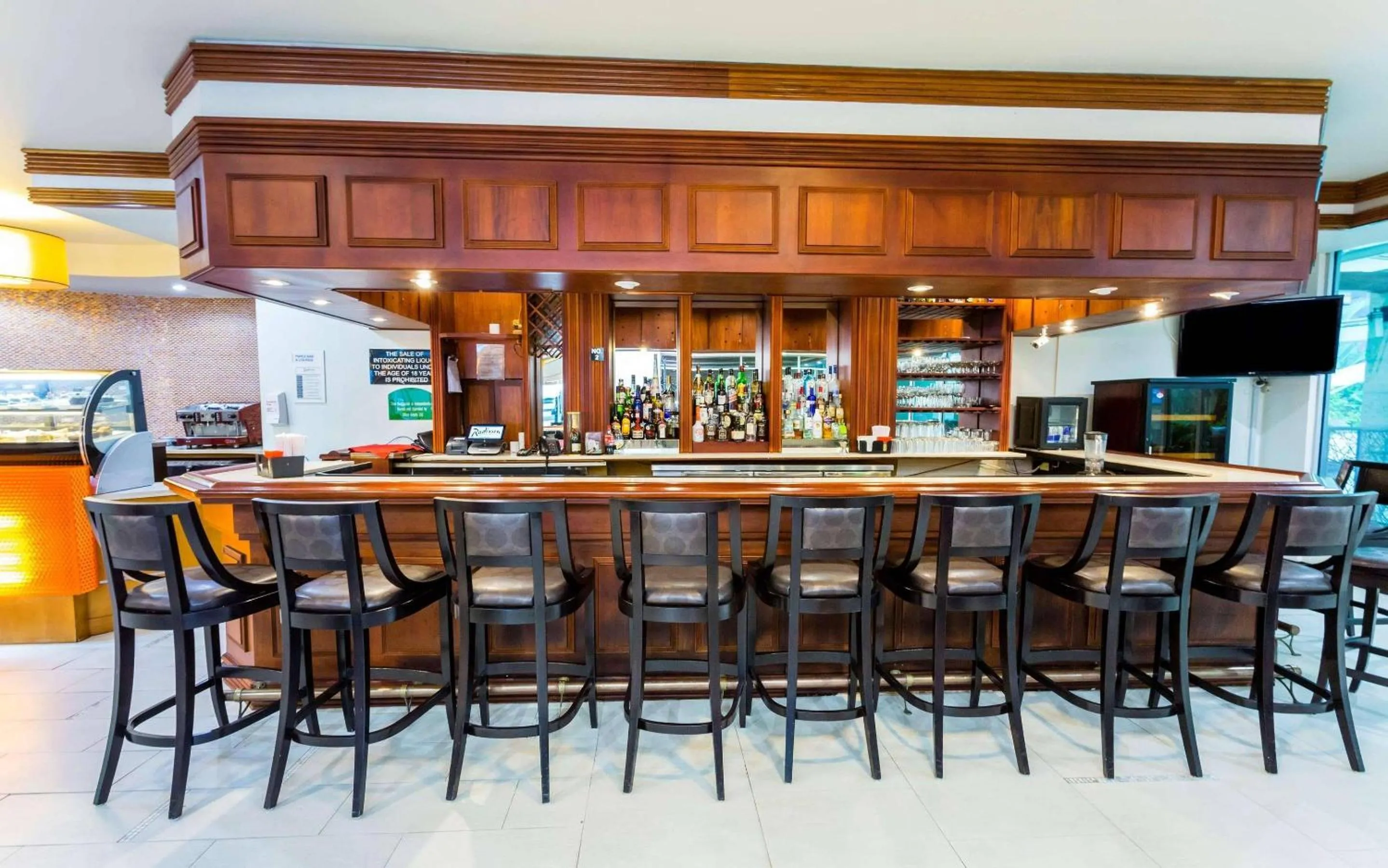 Lounge or bar in Radisson Hotel Trinidad