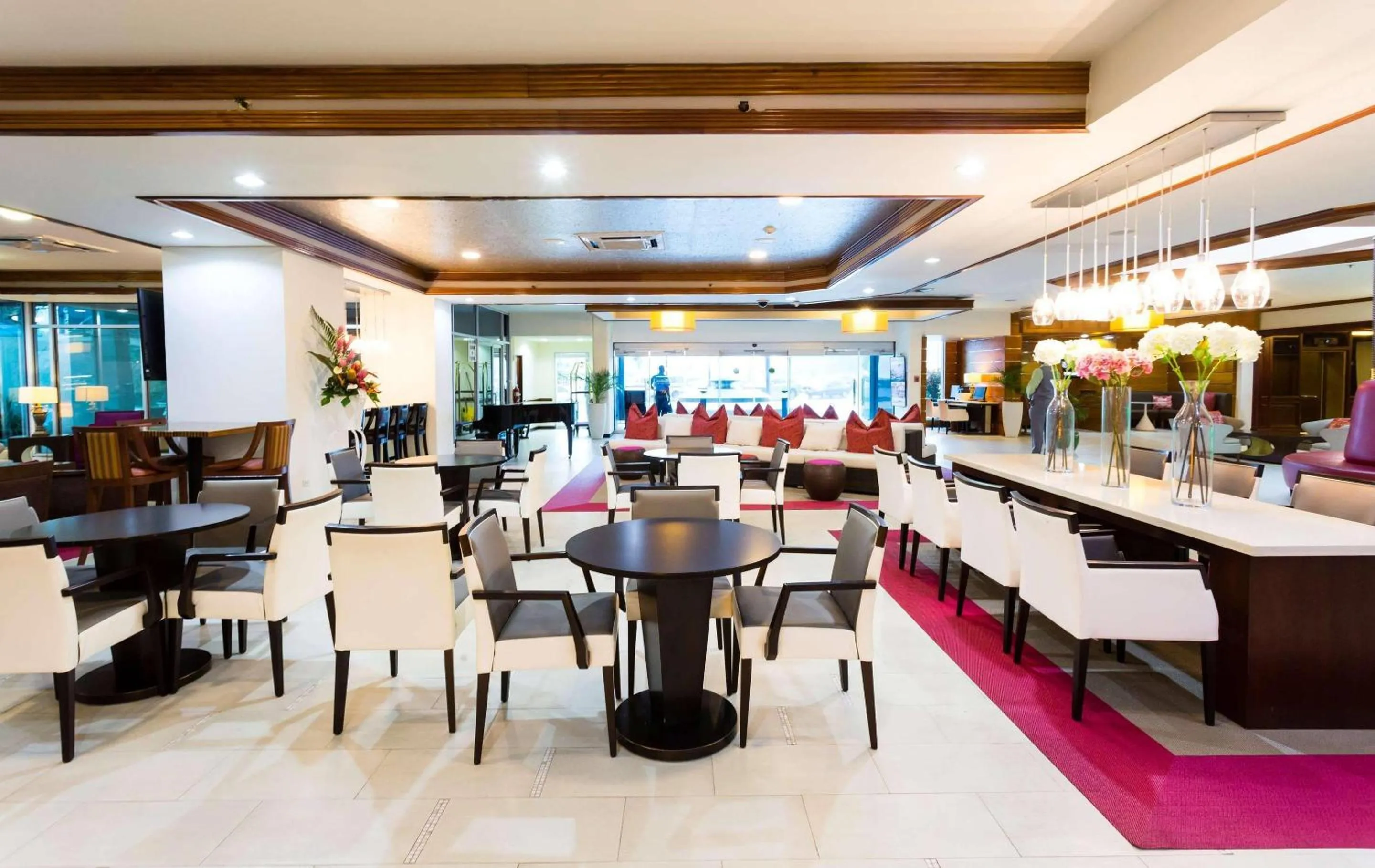 Lounge or bar in Radisson Hotel Trinidad