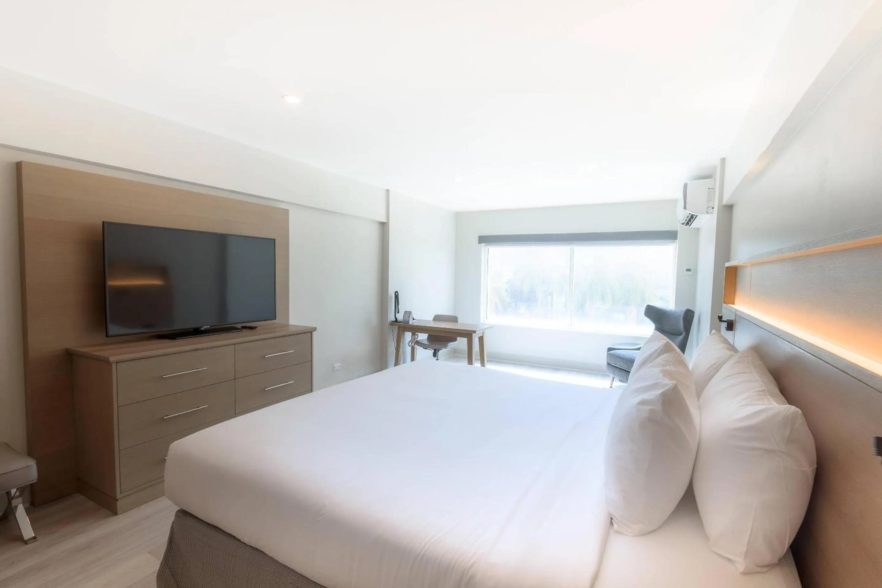 Bedroom, Bed in Radisson Hotel Trinidad