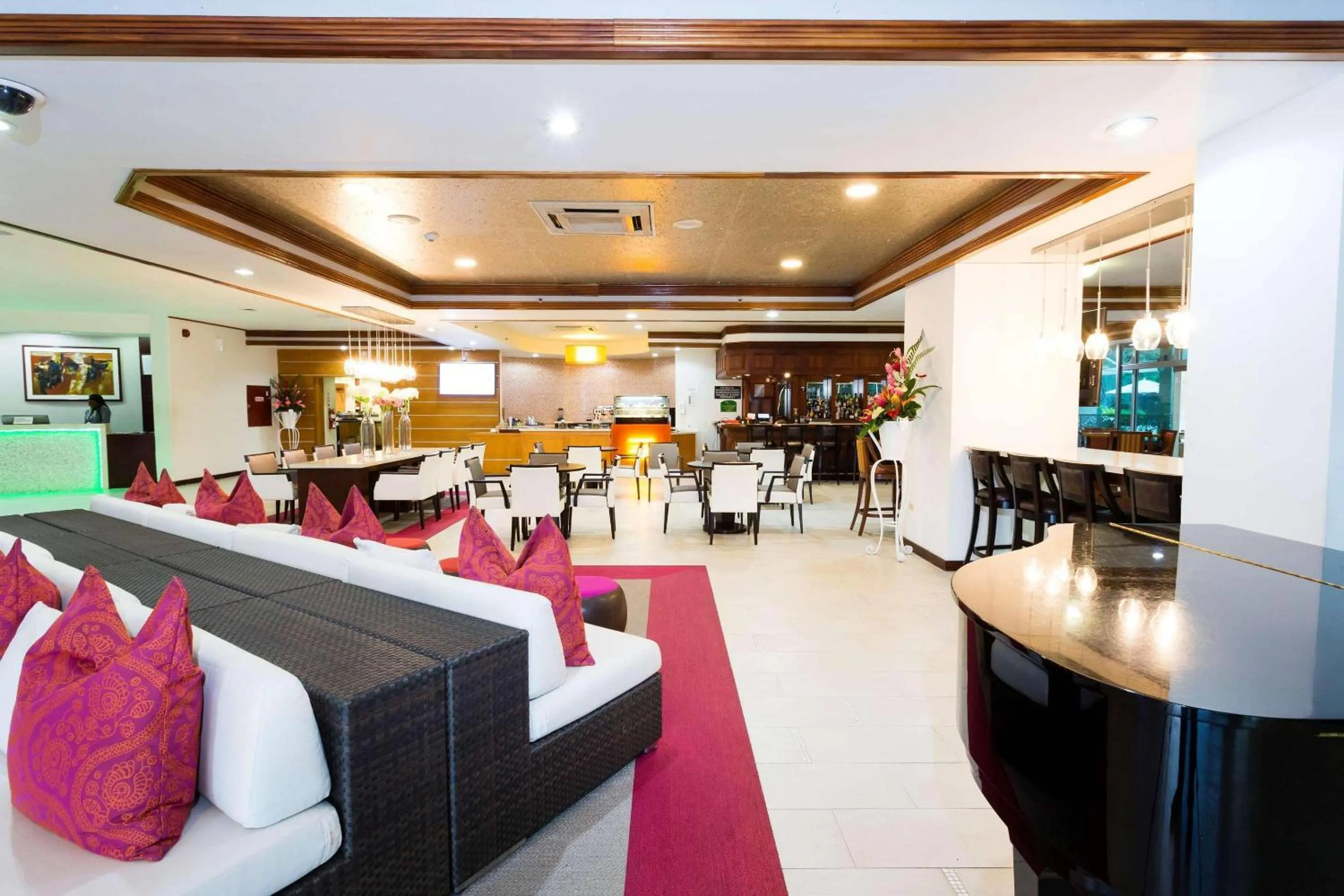 Lounge or bar in Radisson Hotel Trinidad