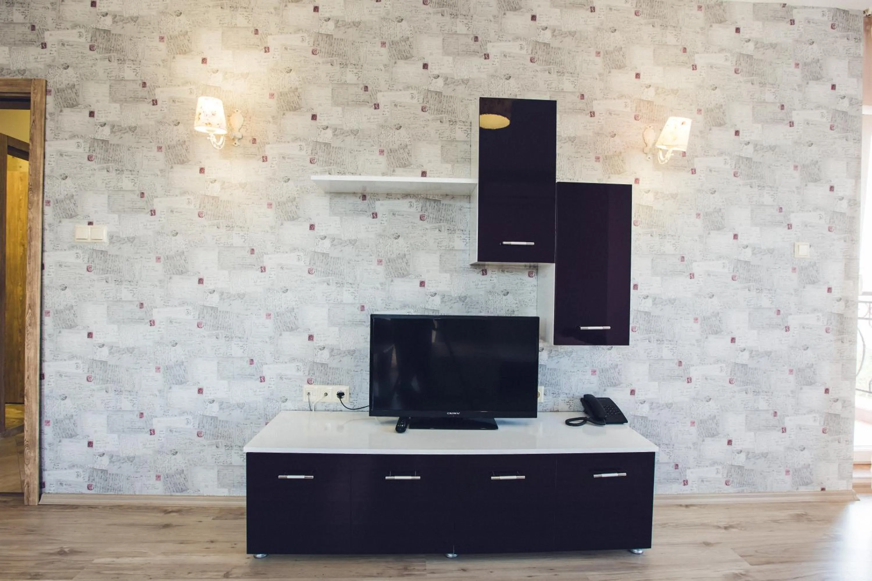 TV and multimedia in Avenue Deluxe Hotel