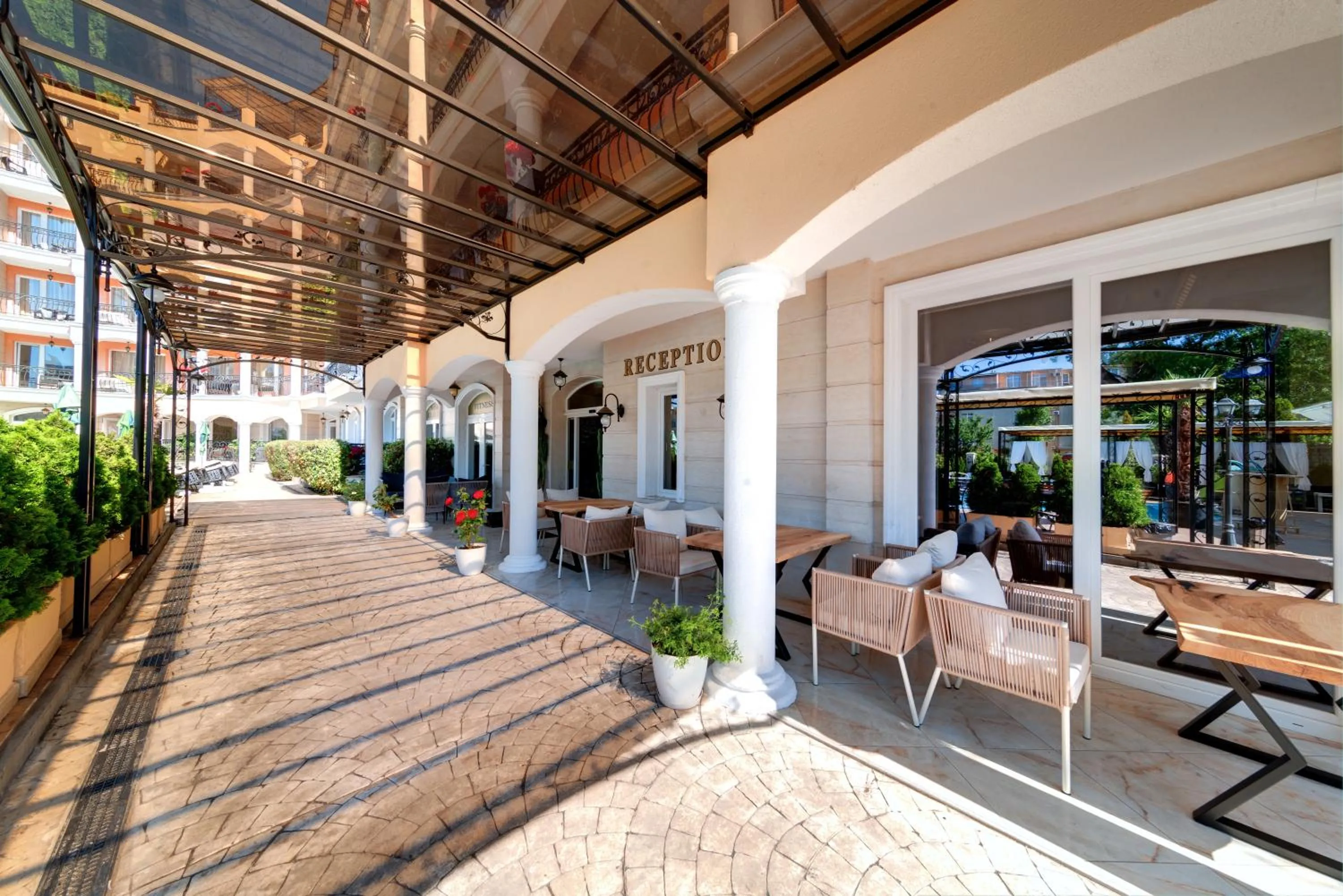 Restaurant/places to eat in Avenue Deluxe Hotel