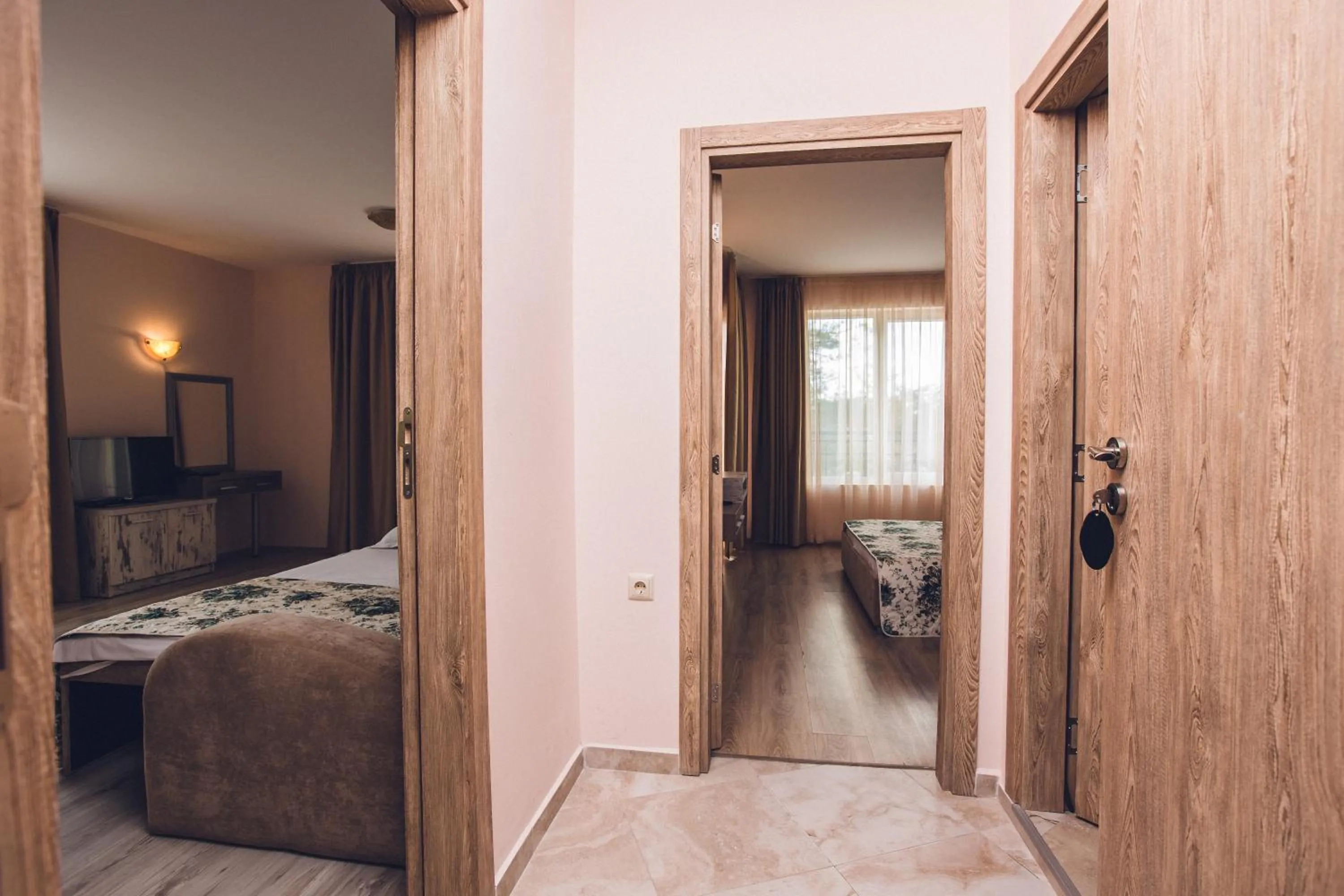 Photo of the whole room, Bed in Avenue Deluxe Hotel