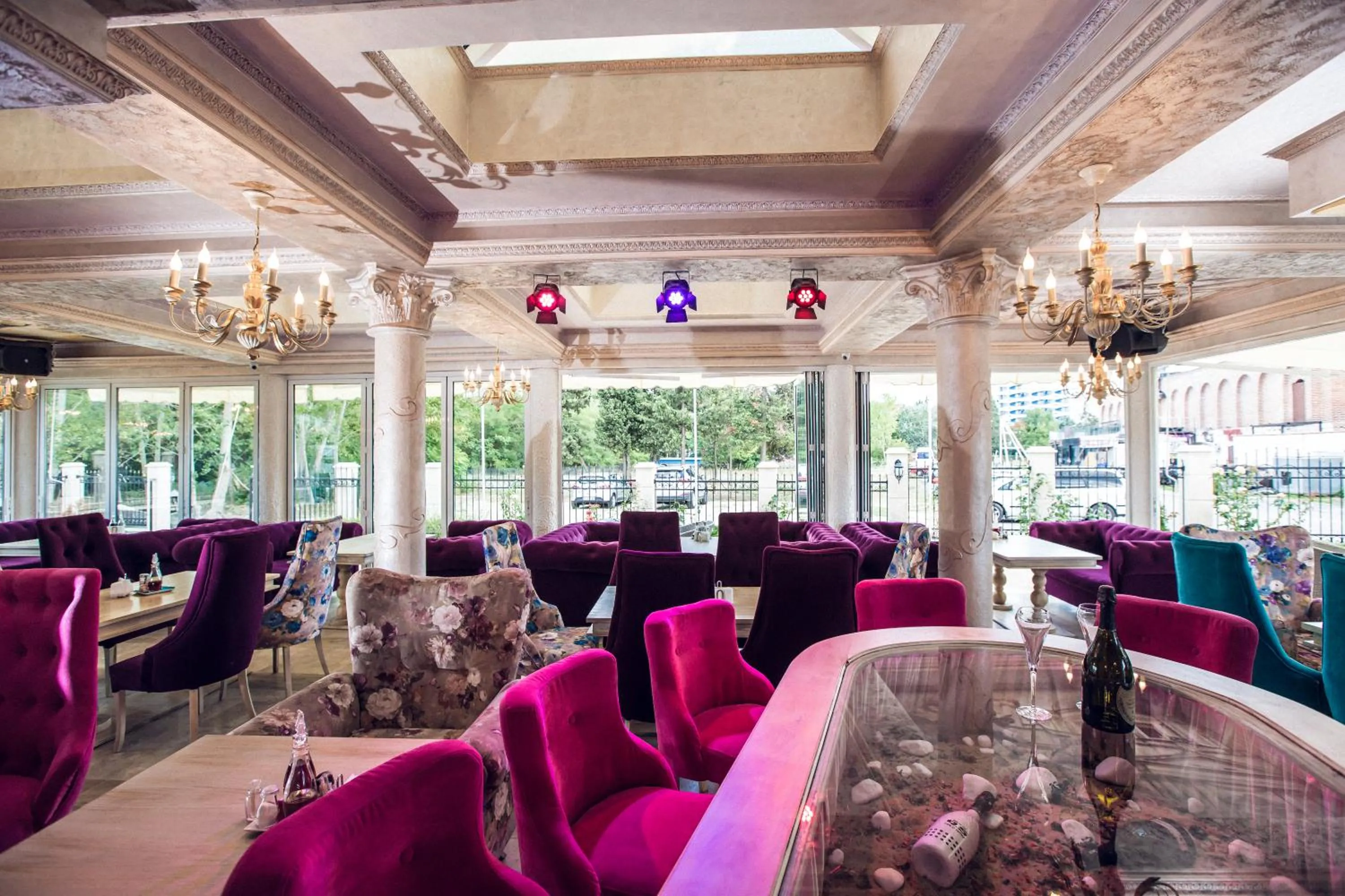 Restaurant/places to eat in Avenue Deluxe Hotel