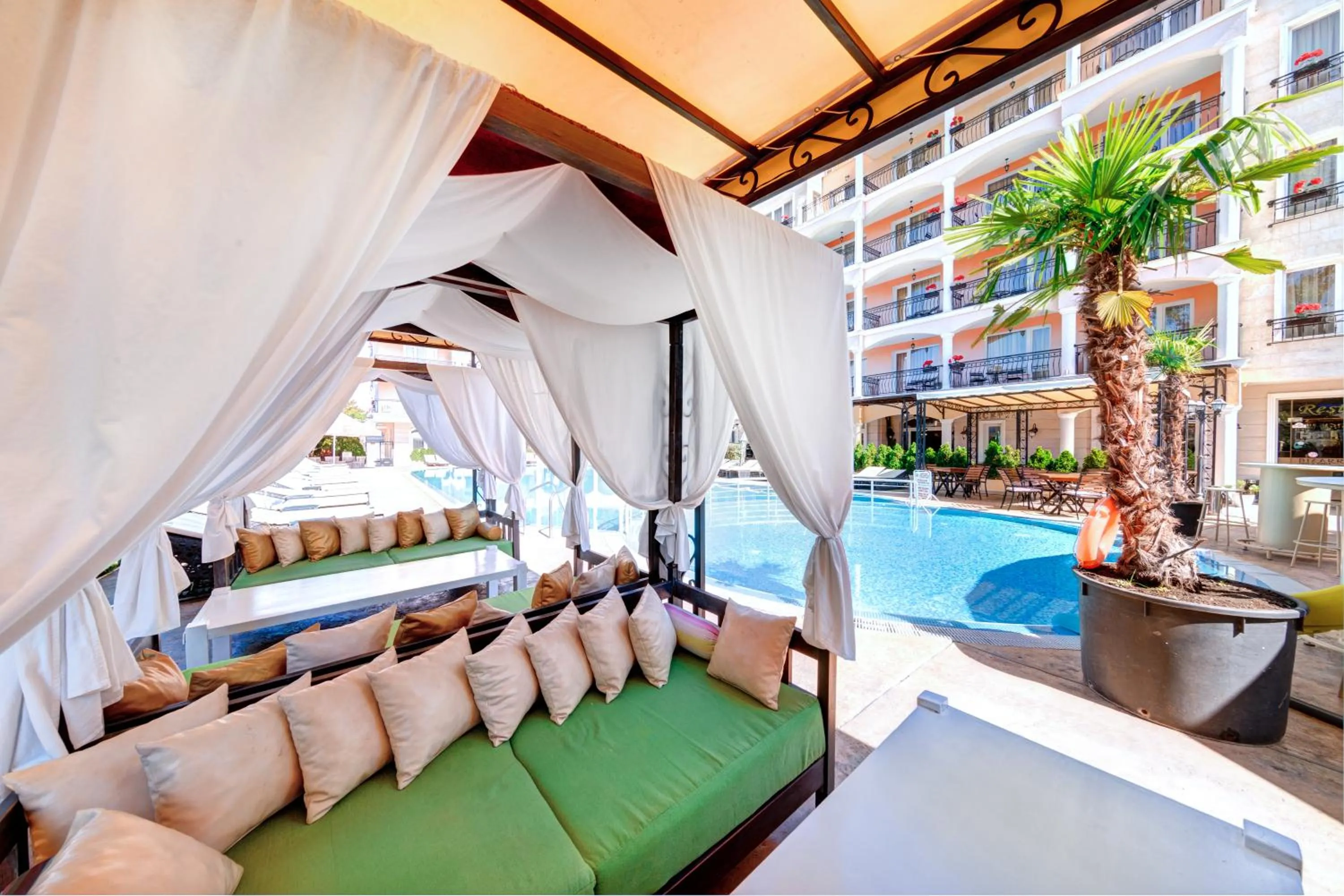 Patio in Avenue Deluxe Hotel