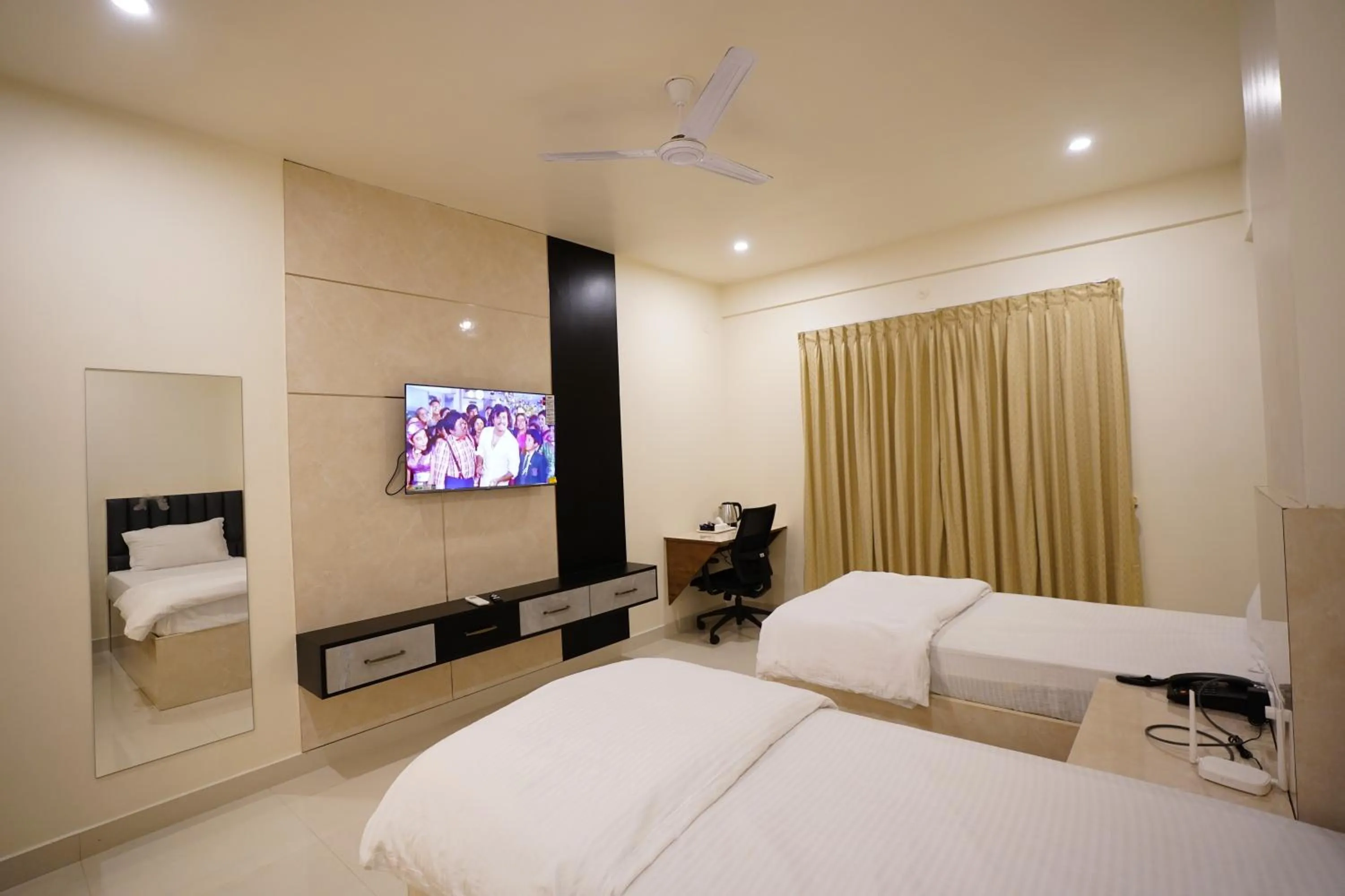 Communal lounge/ TV room, Bed in DrizzleDrop Inn Chennai