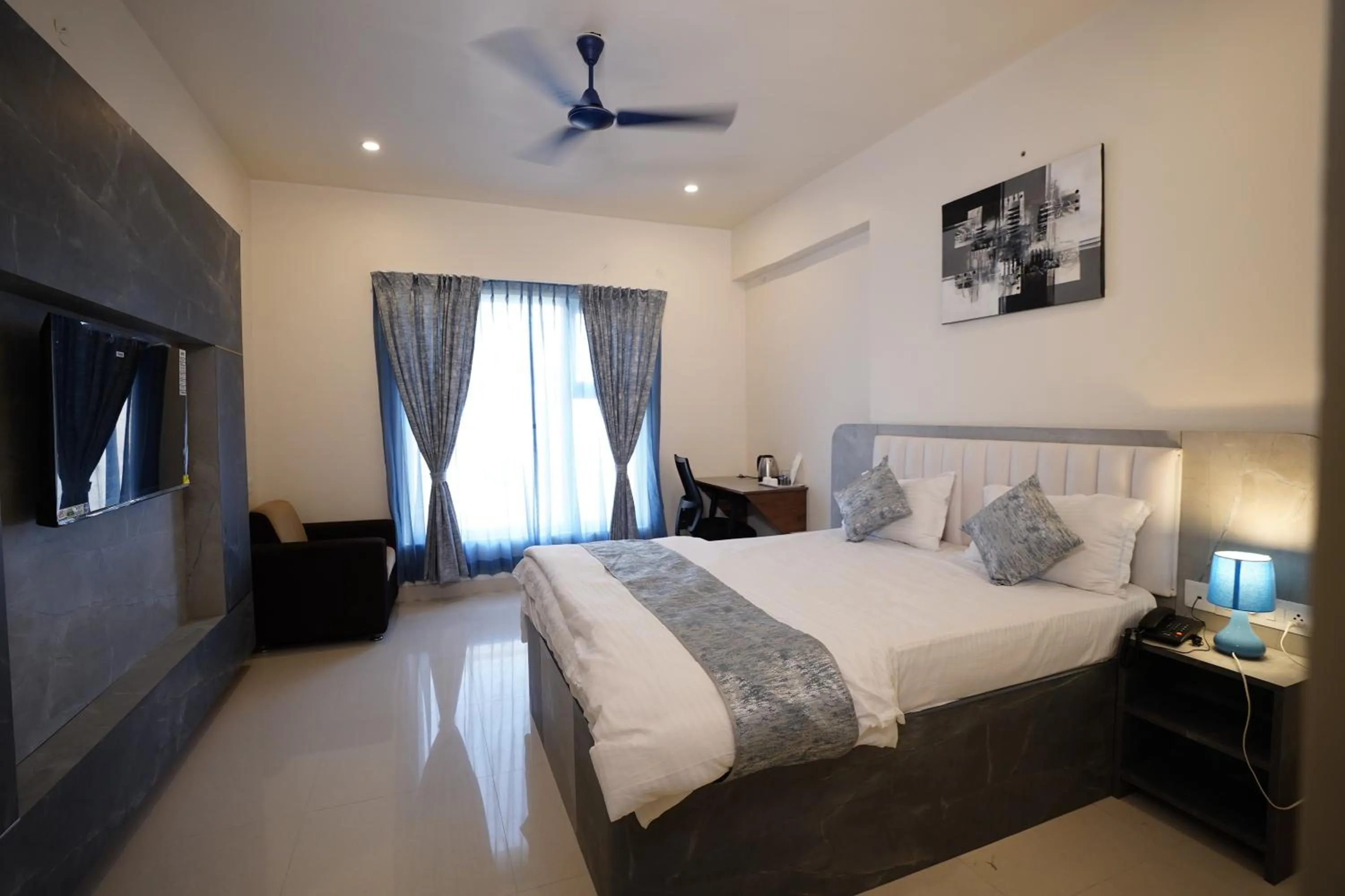 Communal lounge/ TV room, Bed in DrizzleDrop Inn Chennai