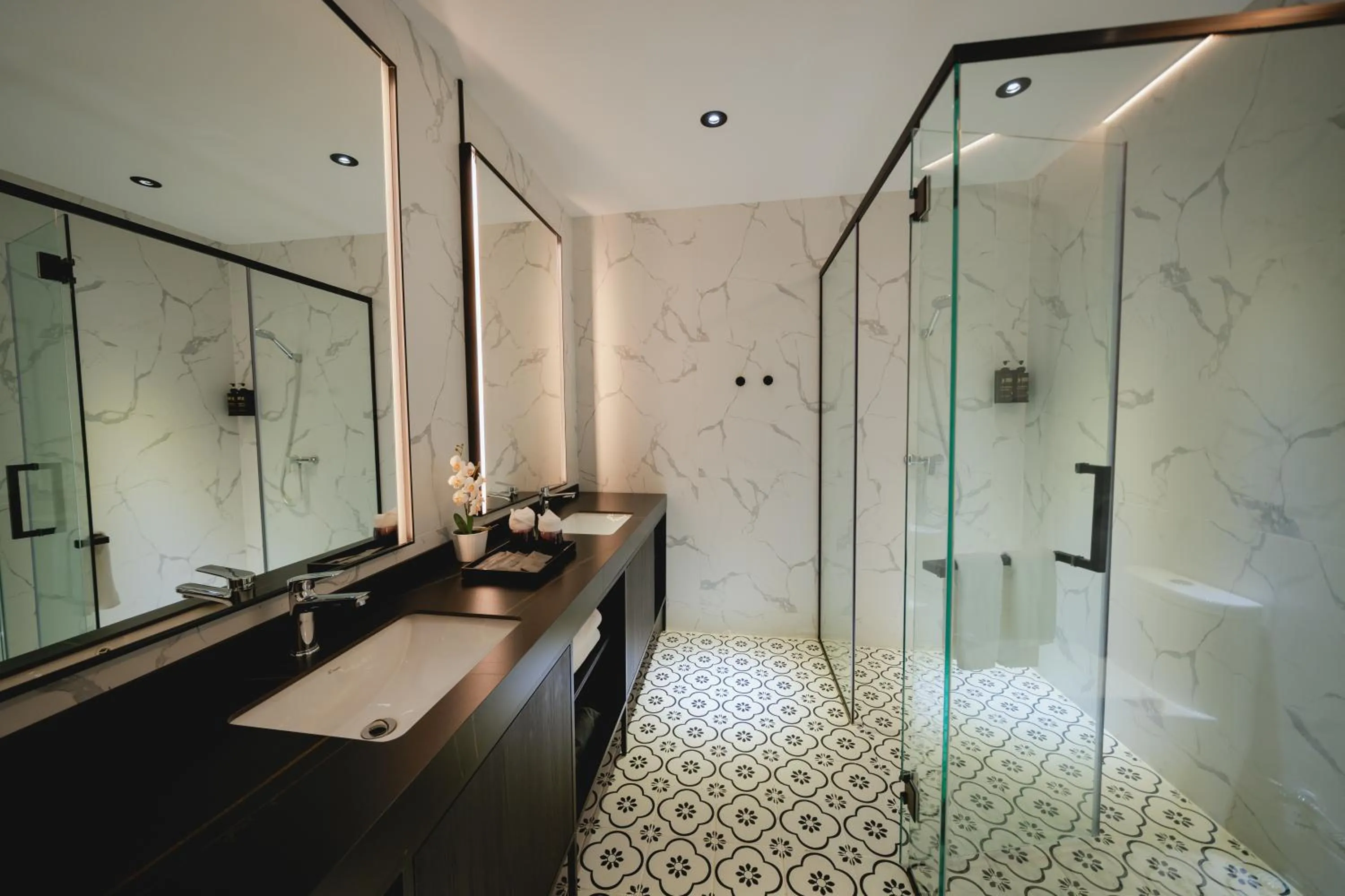 Shower in Monkeys Canopy Resort