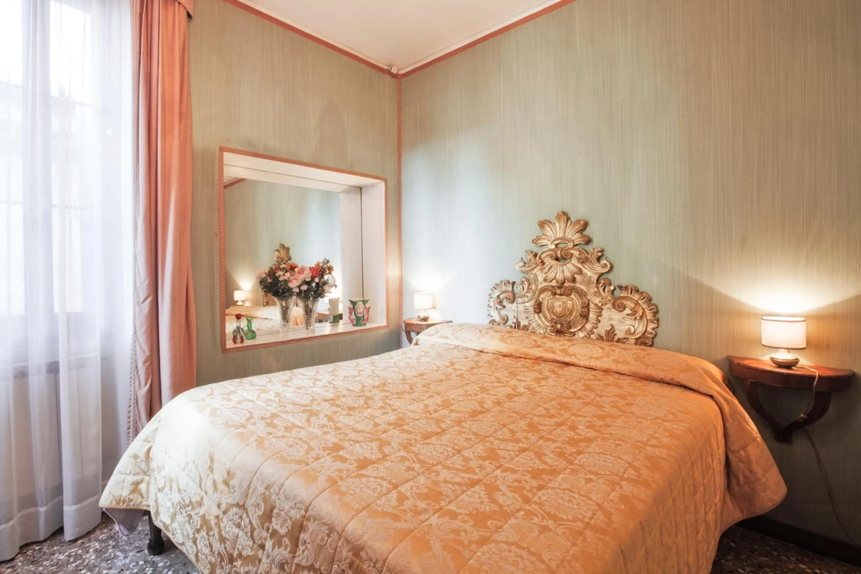 Bedroom, Bed in Palazzetto San Lio, Rialto