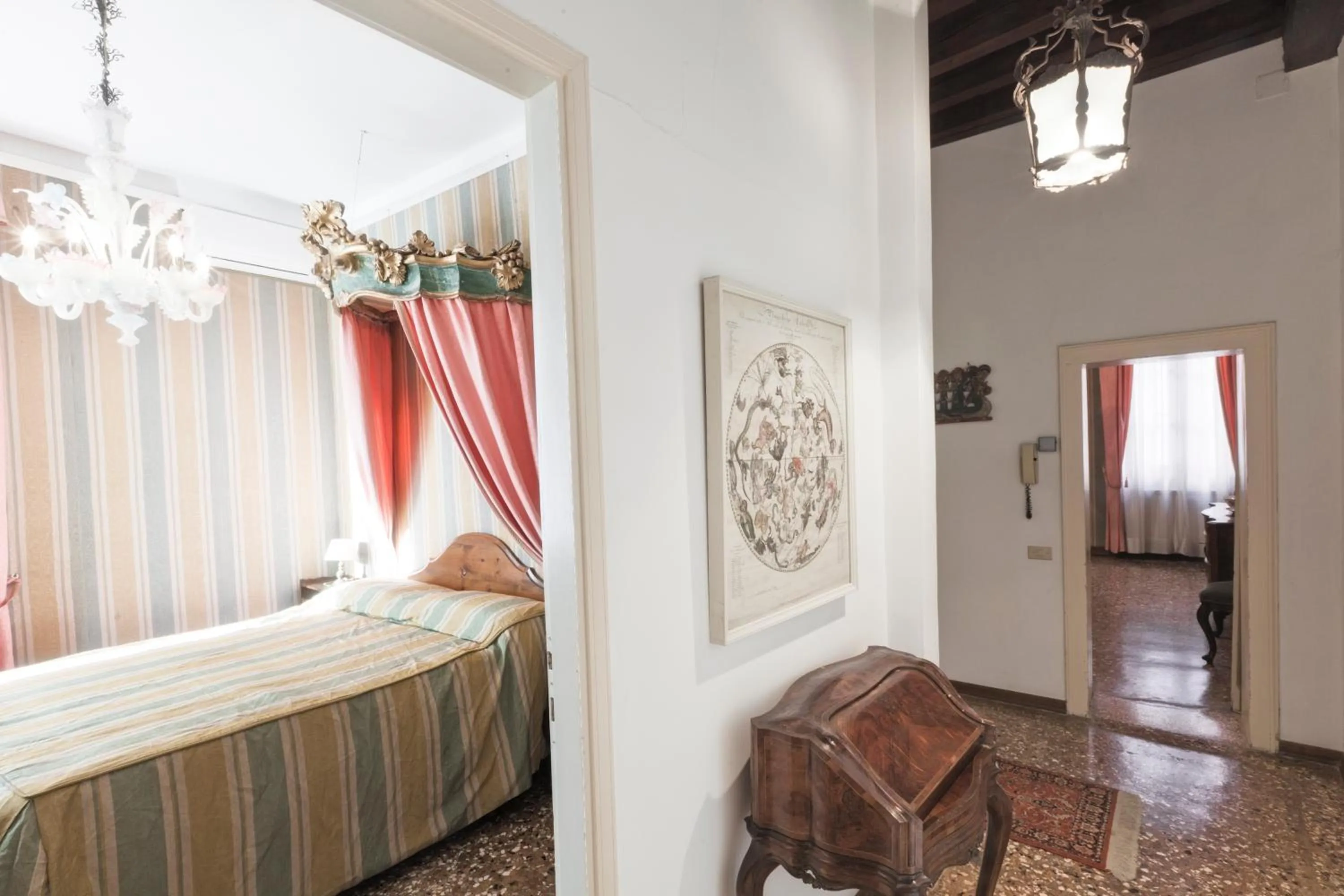 Photo of the whole room, Bed in Palazzetto San Lio, Rialto