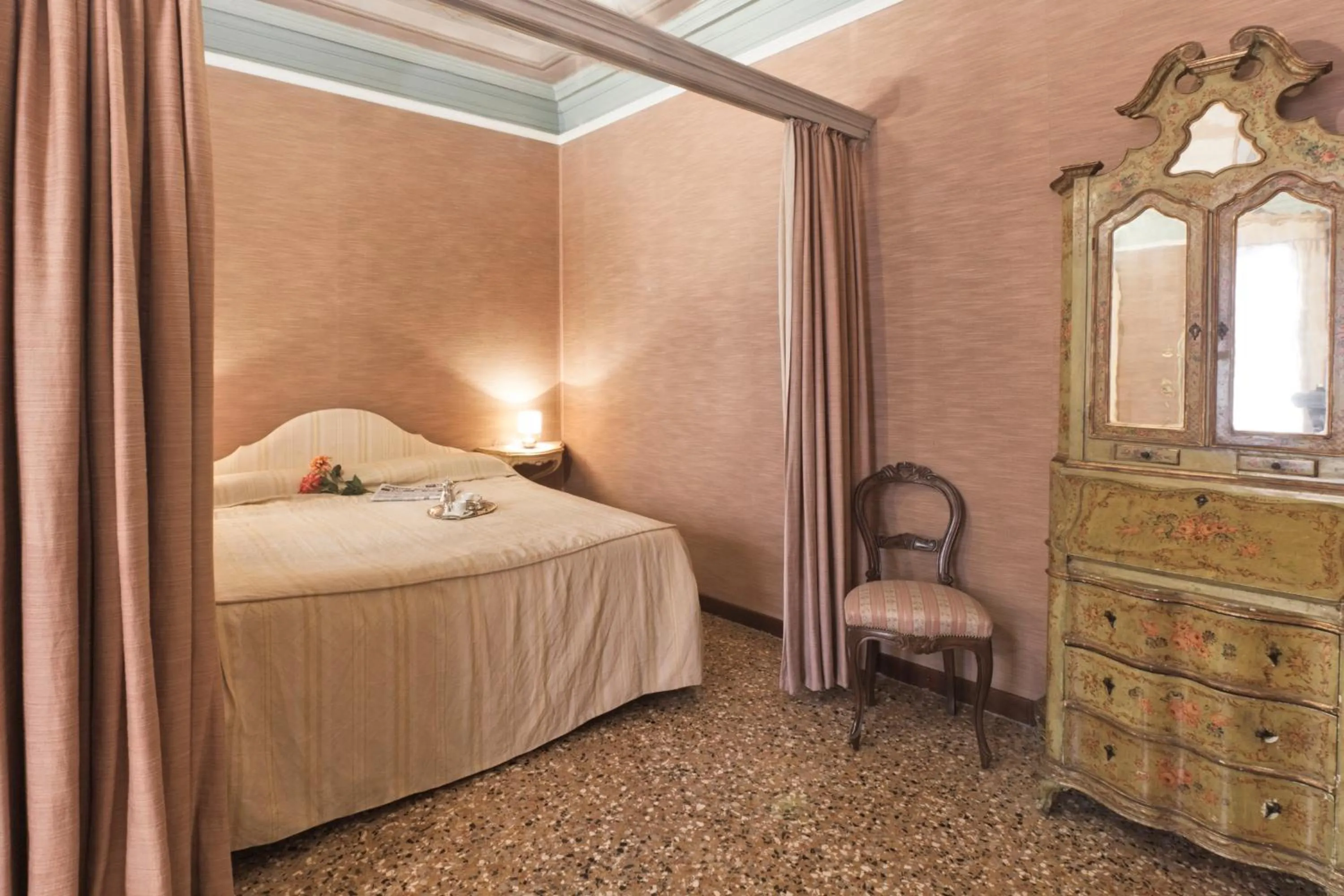 Photo of the whole room, Bed in Palazzetto San Lio, Rialto