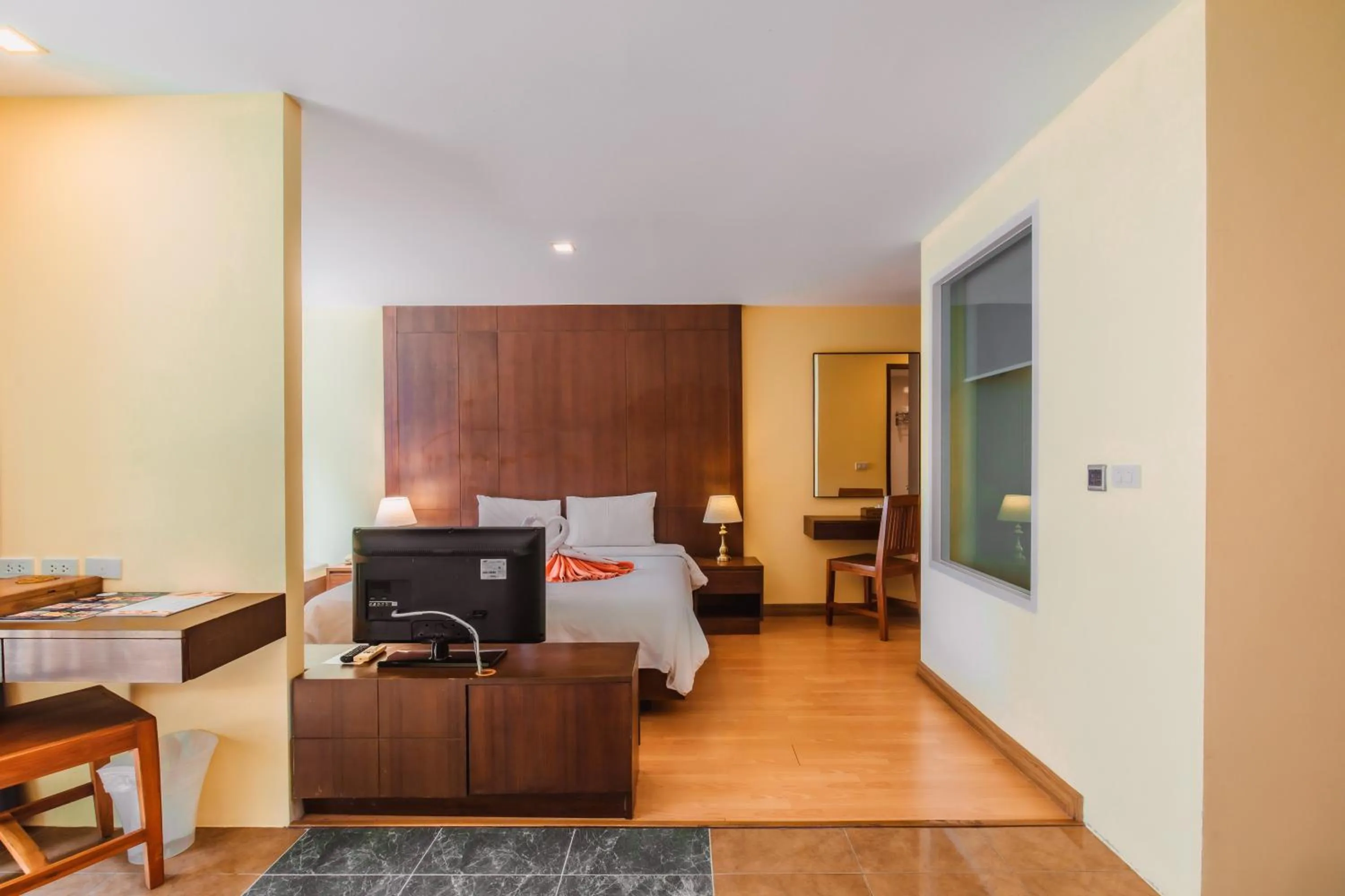 Bedroom, Bed in Elite Suites Patong