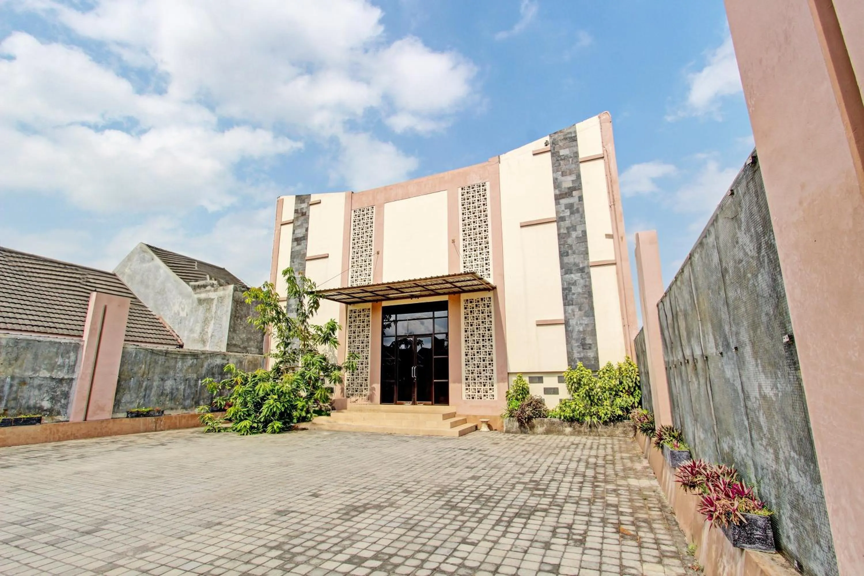 Facade/entrance in Super OYO Capital O 93204 Hotel Mulia Dua Syariah