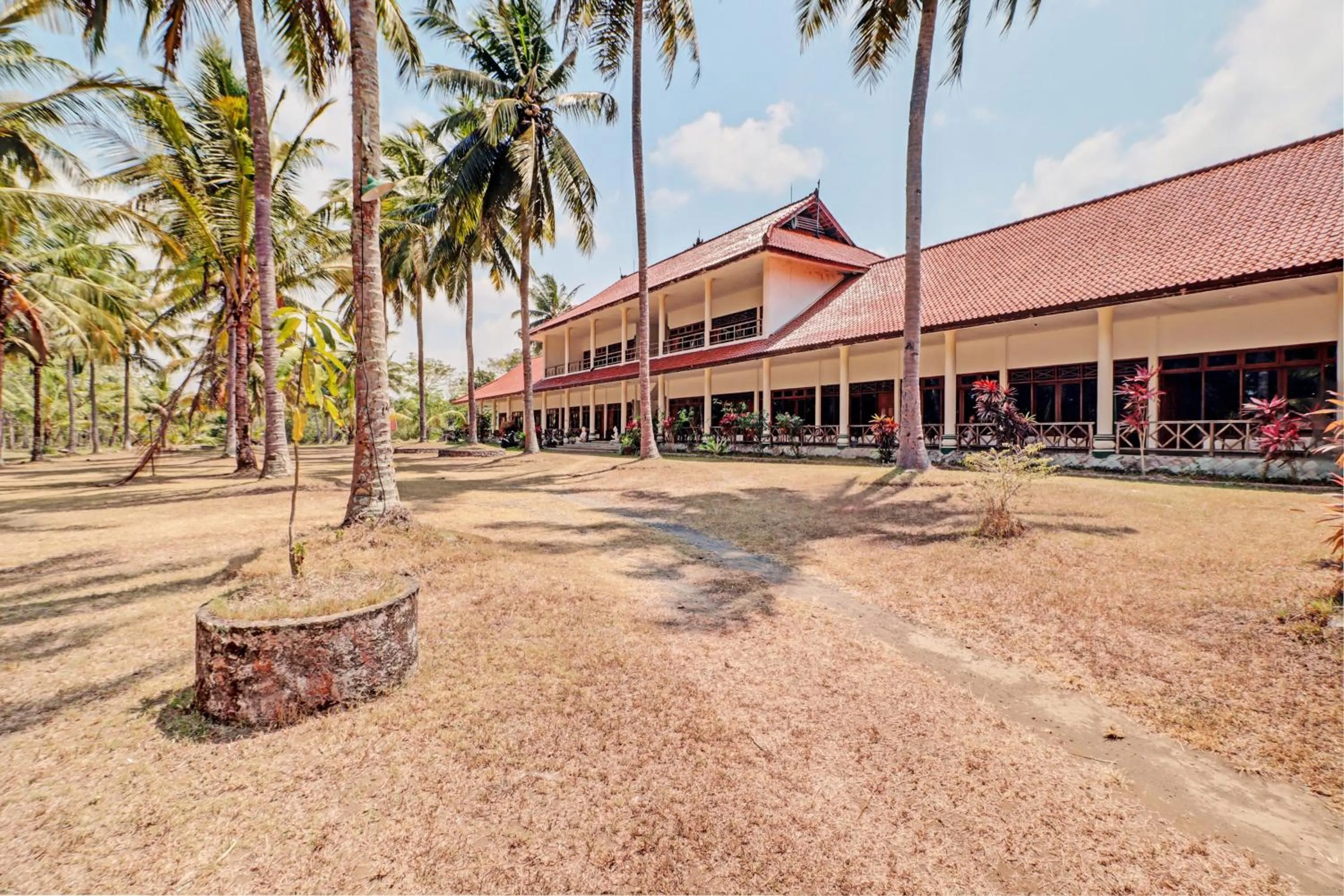 Facade/entrance in Capital O 93236 Hotel Hapel Negara