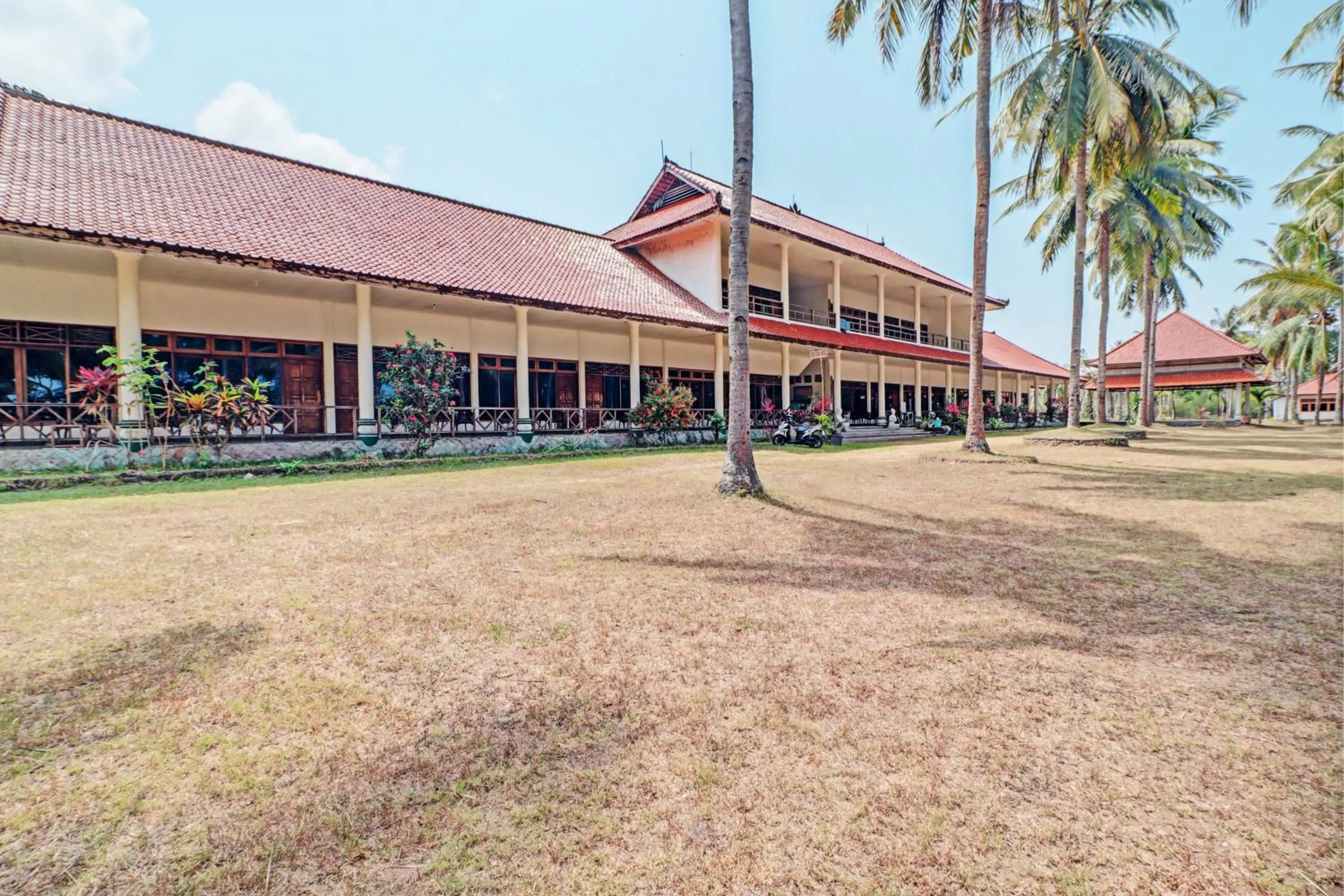 Facade/entrance in Capital O 93236 Hotel Hapel Negara