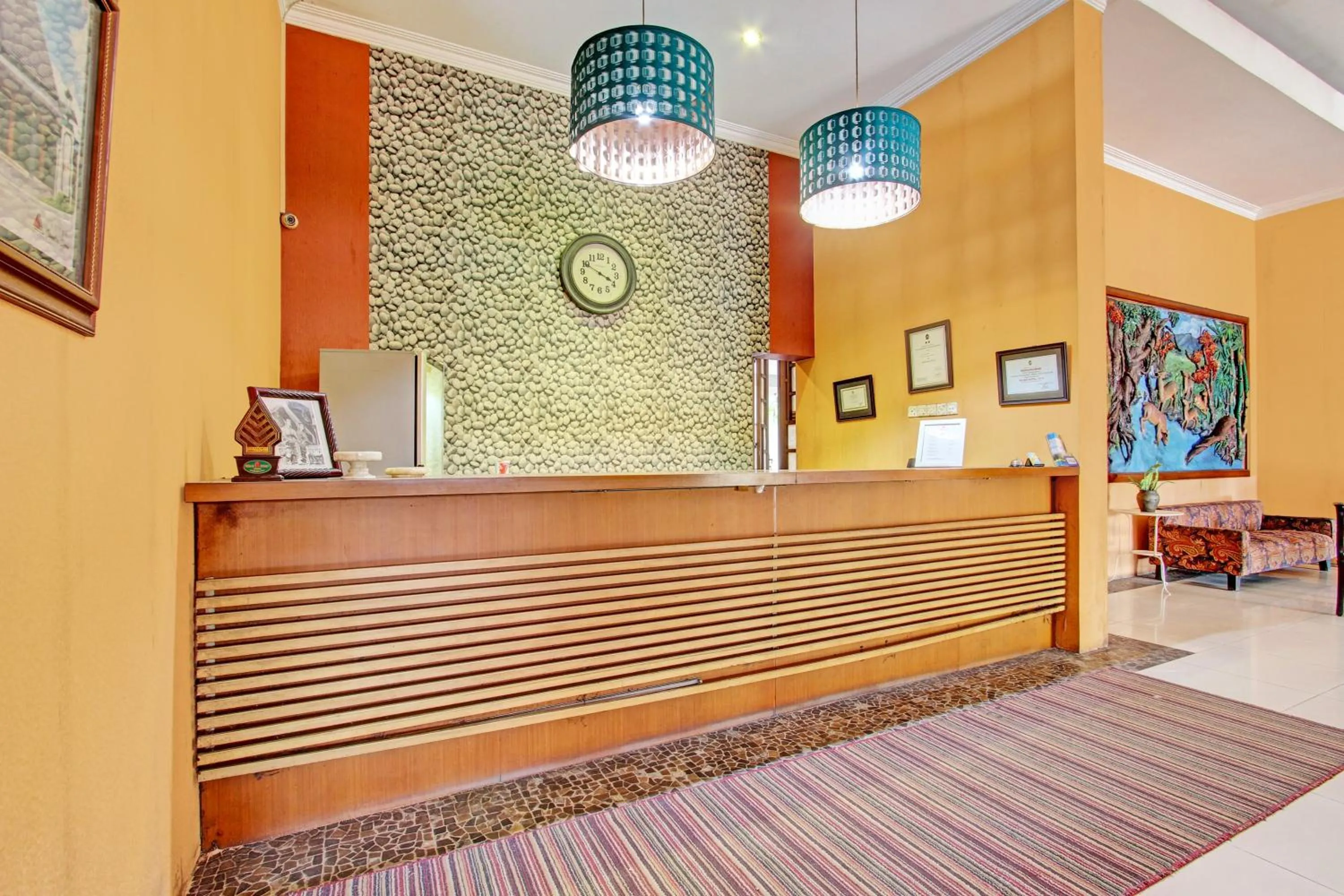 Lobby or reception in Super OYO Capital O 93240 Candra Dewi Hotel